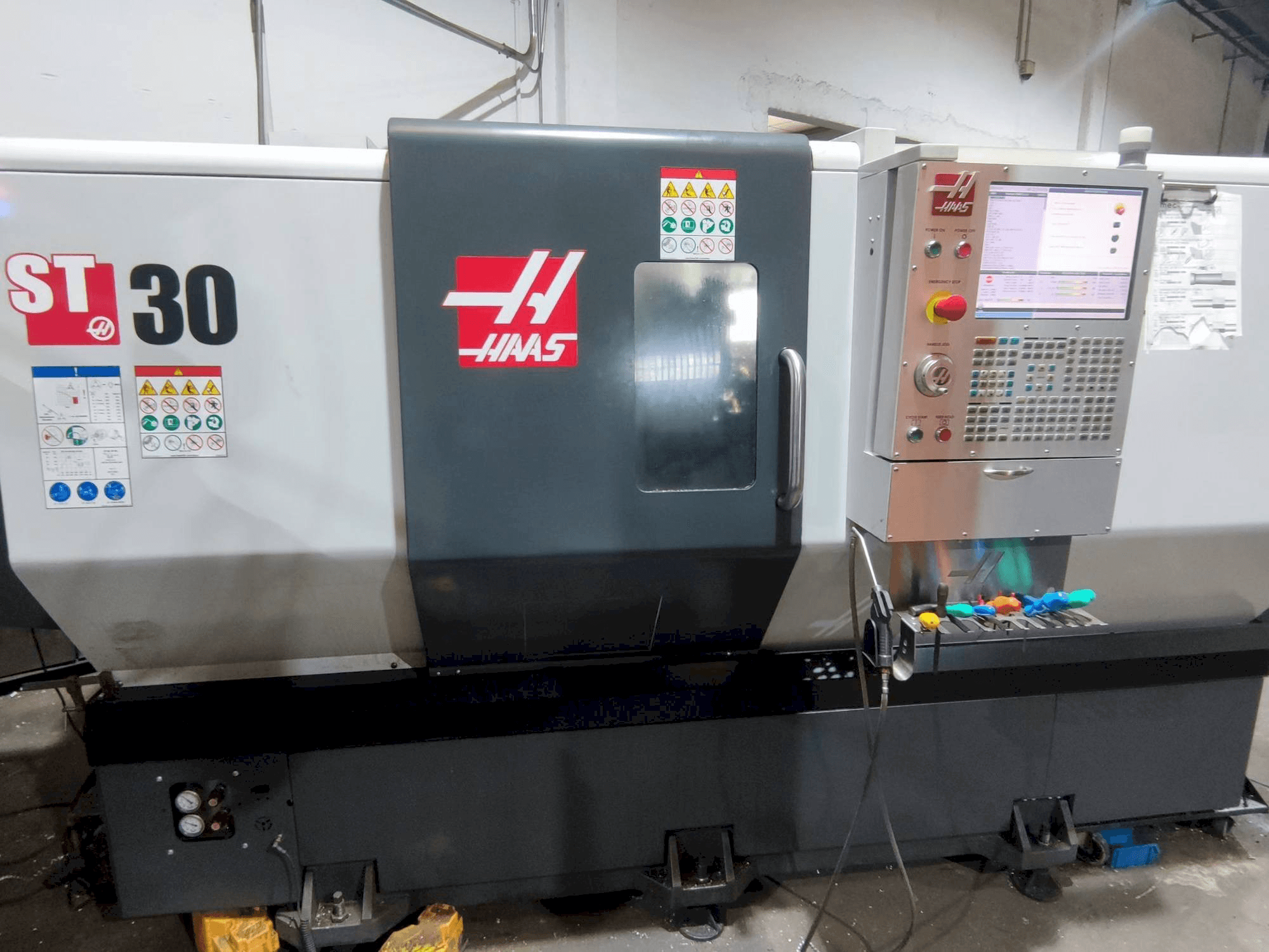 Koneen HAAS ST-30 etunäkymä