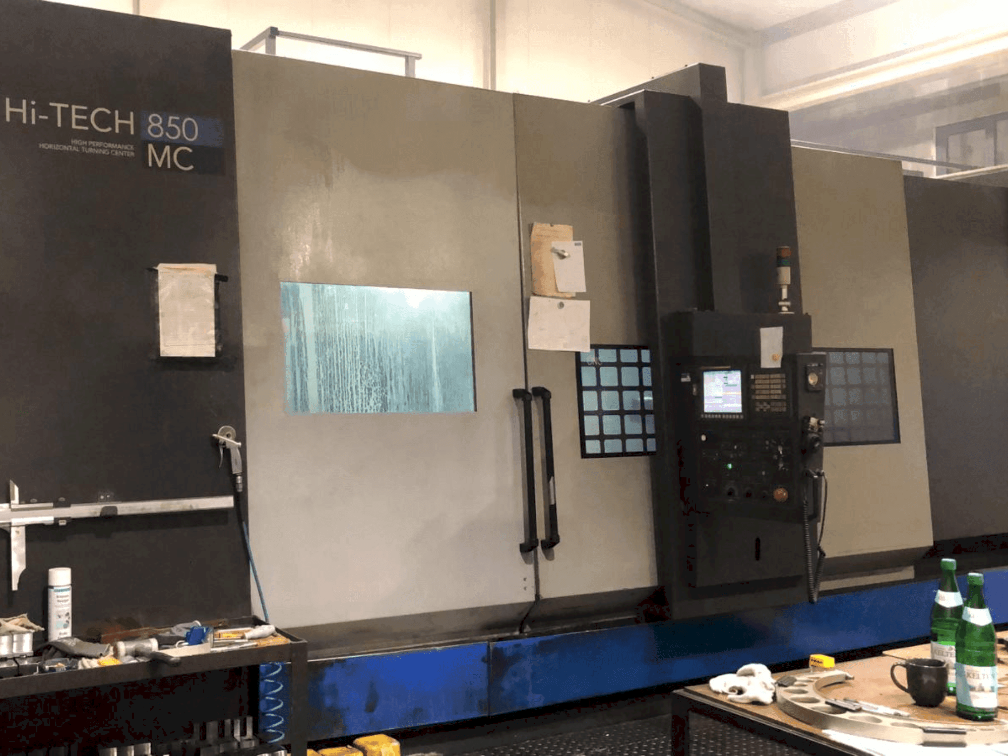Koneen HWACHEON Hi-Tech 350 etunäkymä