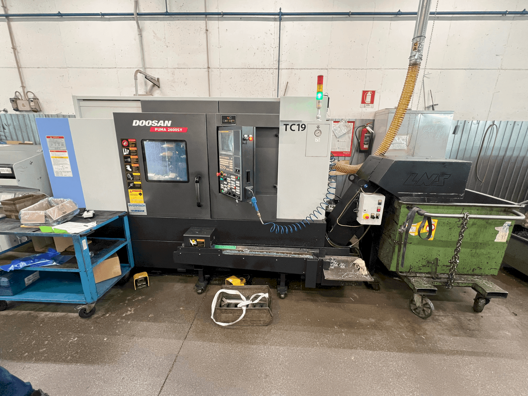 Koneen DOOSAN 2600 SY etunäkymä