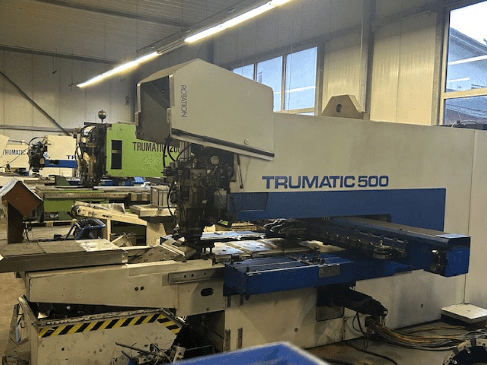 TRUMPF TRUMATIC 500 CNC-lyöntikone, etukuva, jossa ohjauspaneeli ja mekaaniset osat. Teollisuusverstas.
