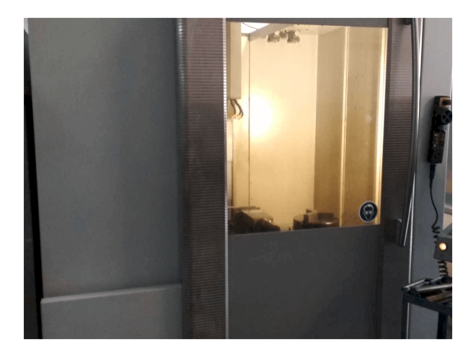 Koneen DECKEL MAHO DMC 63V etunäkymä