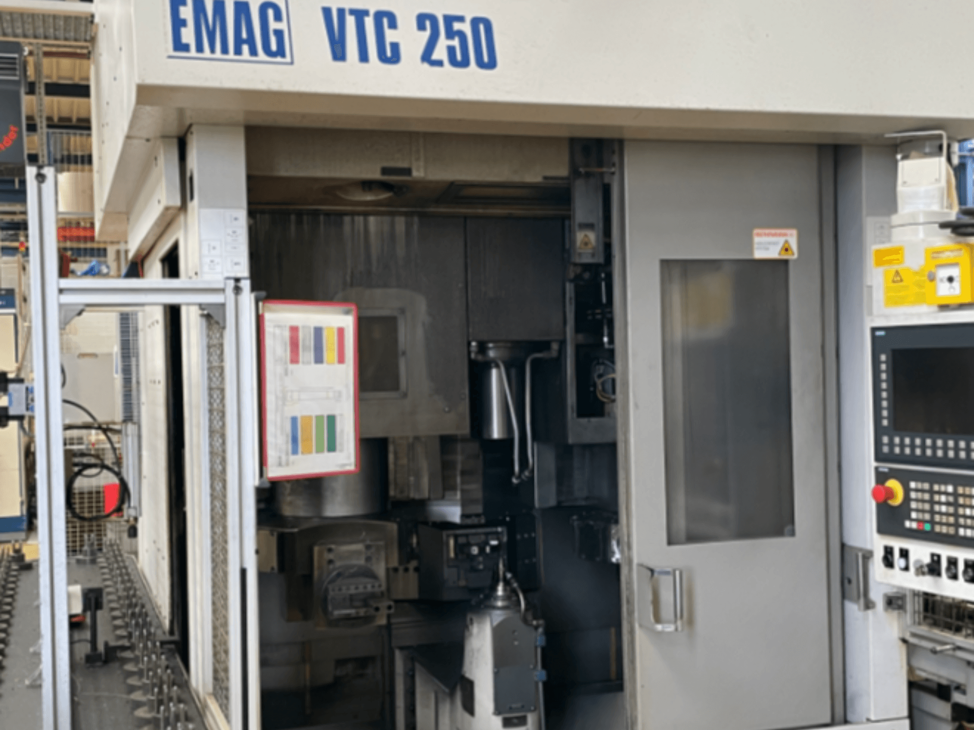 EMAG VTC 250 -pystysorvin etunäkymä, jossa näkyvät ohjauspaneeli, käyttöliittymä ja avoin huoltoluukku.
