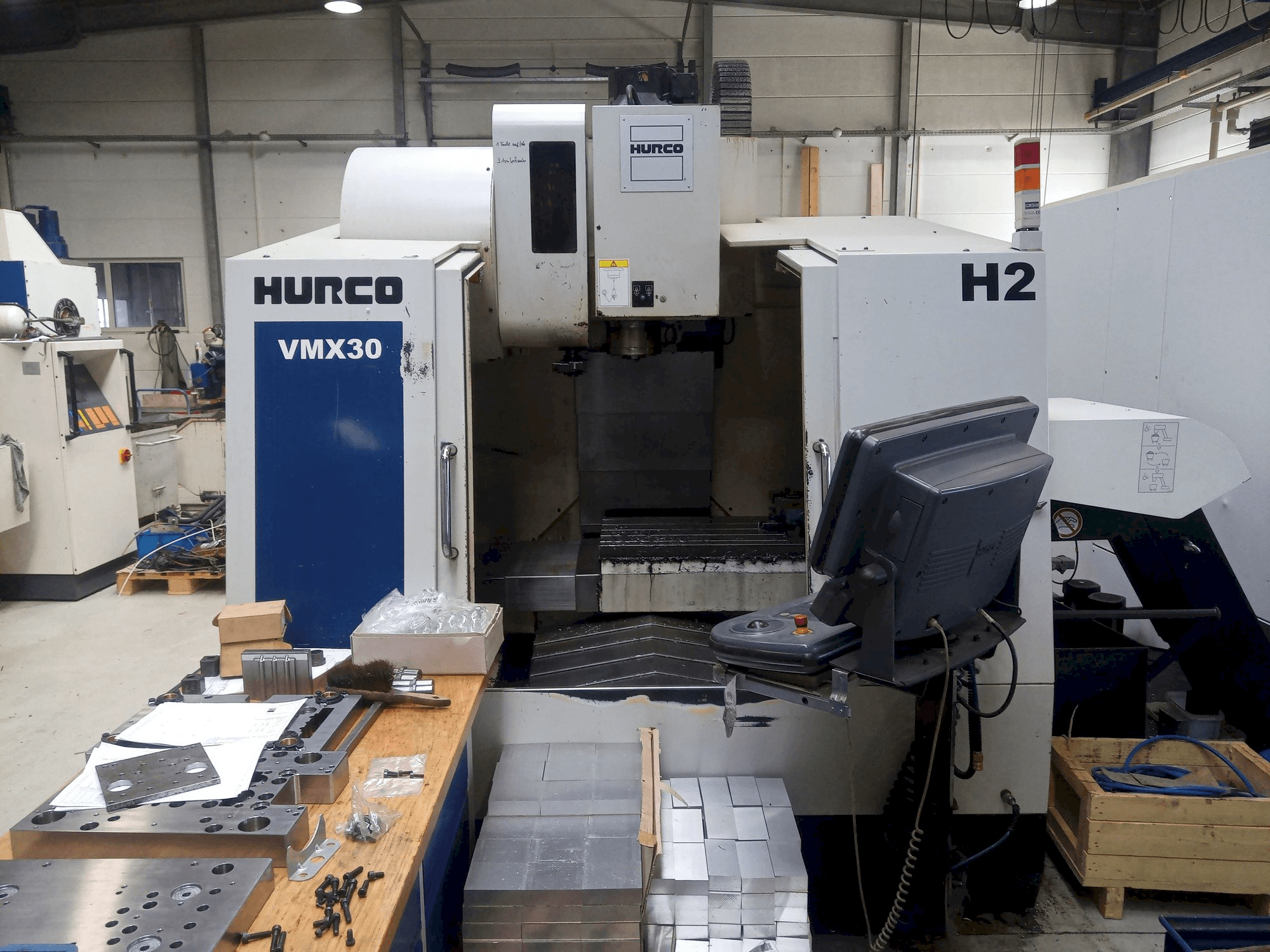 Koneen Hurco VMX30 etunäkymä