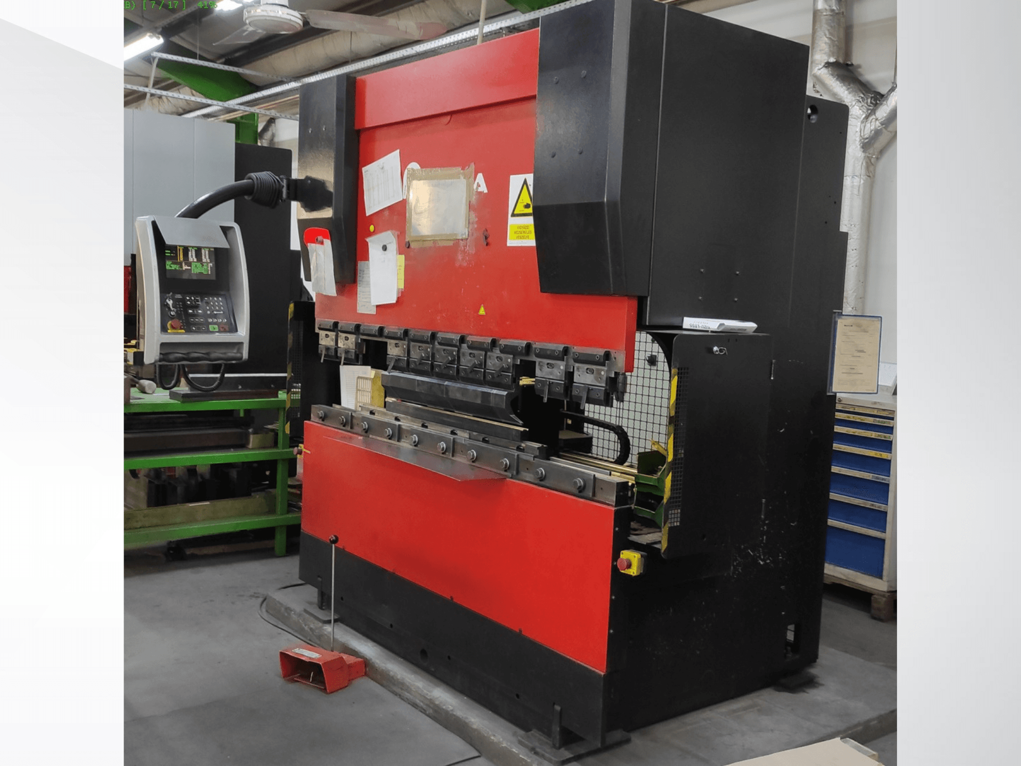 AMADA HFB 5020 -puristusjarru, punainen ja musta, etukuva, jossa näkyy ohjauspaneeli, taivutustyökalut ja turvaominaisuudet.