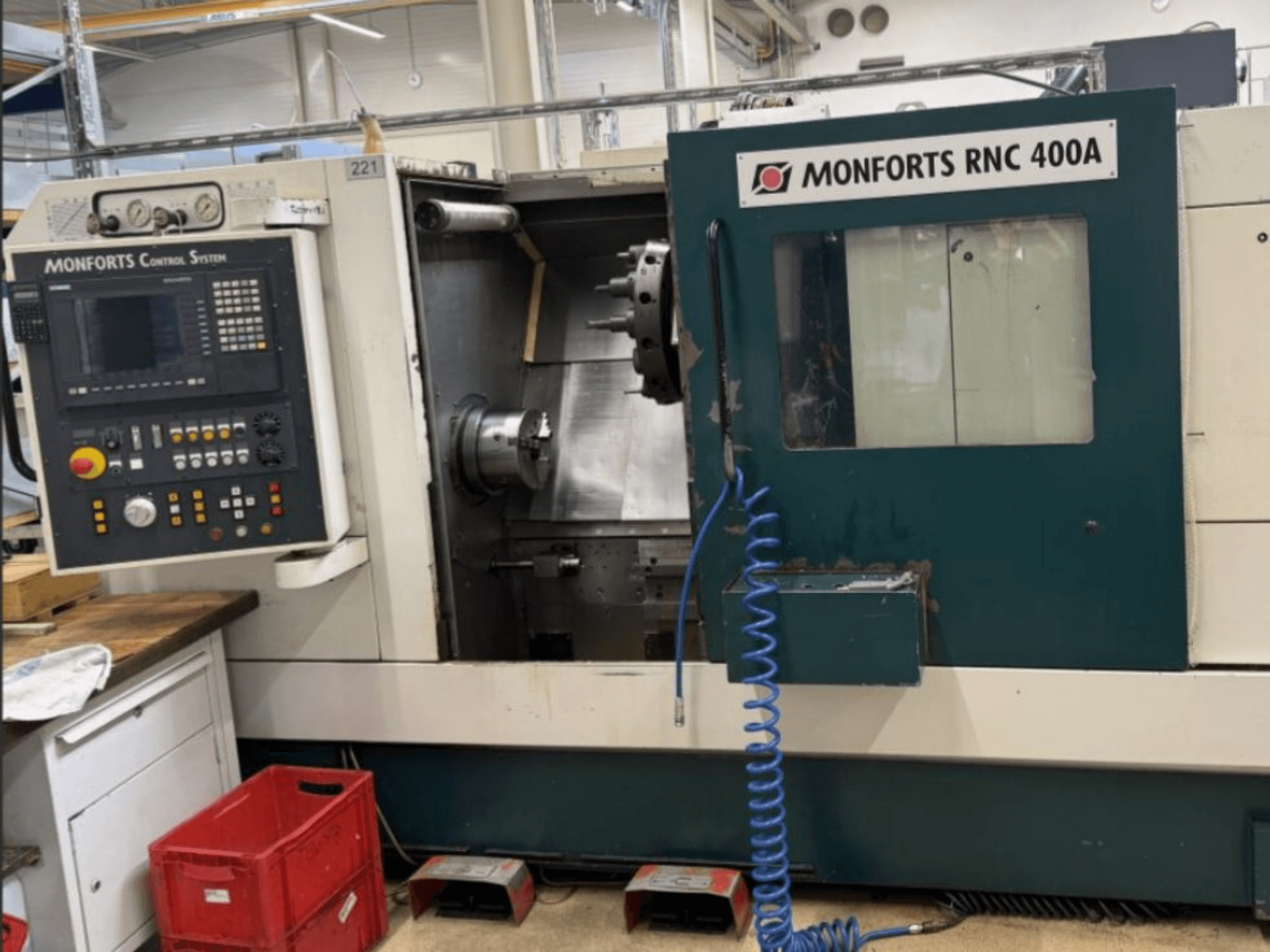 Monforts RNC 400 A vaakasuuntainen sorvauskone, etukuva, jossa näkyy ohjauspaneeli ja työalue sekä korostetut ominaisuudet.