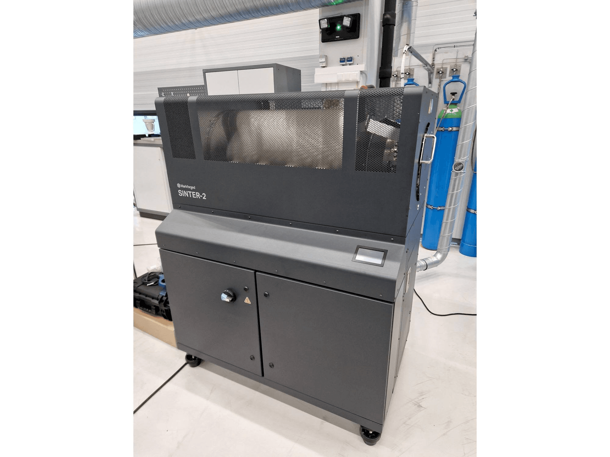 Koneen MARKFORGED Metal X etunäkymä