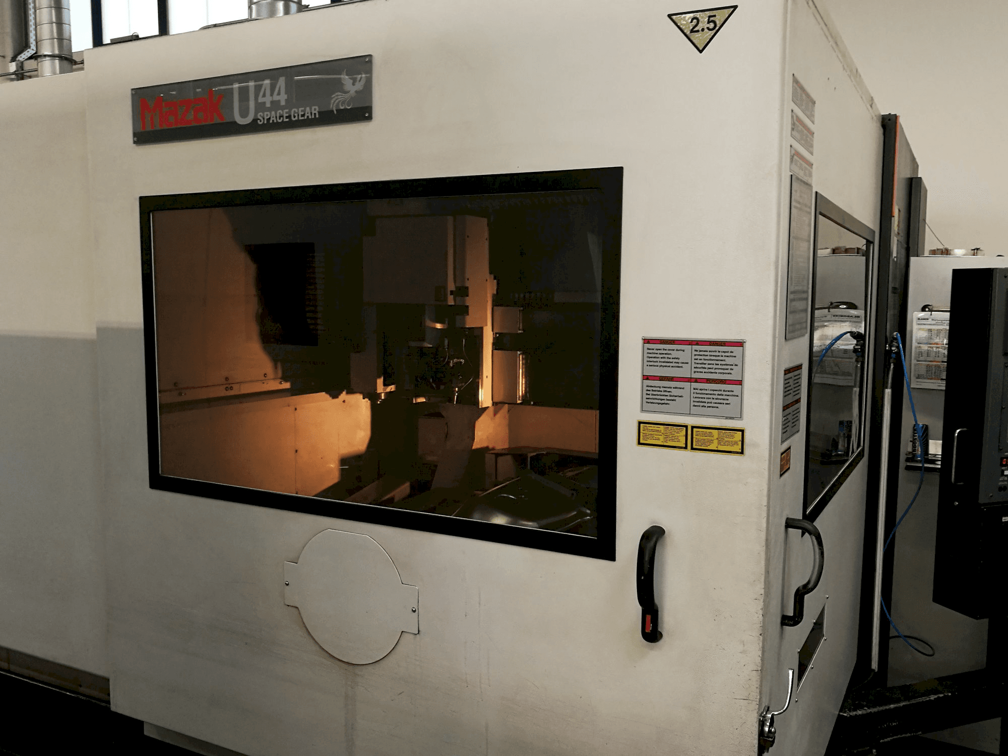 Koneen Mazak vasen näkymä Space Gear-U44