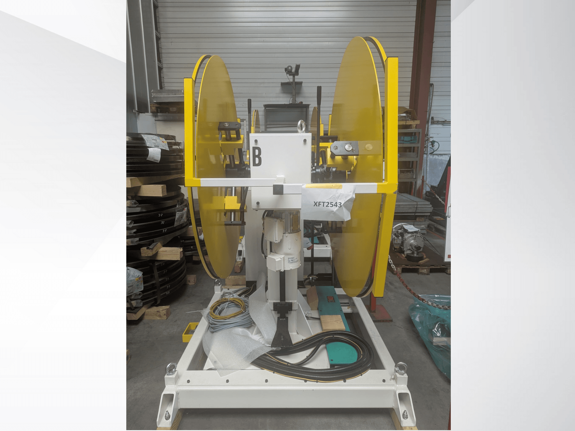 Keltaiset pyörösahanterät asennettuna valkoiselle koneen jalustalle, etukuva; malli XFT2543, jossa näkyvät johdotukset ja komponentit.