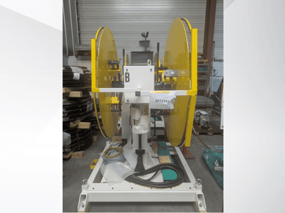 Keltaiset pyörösahanterät asennettuna valkoiselle koneen jalustalle, etukuva; malli XFT2543, jossa näkyvät johdotukset ja komponentit.