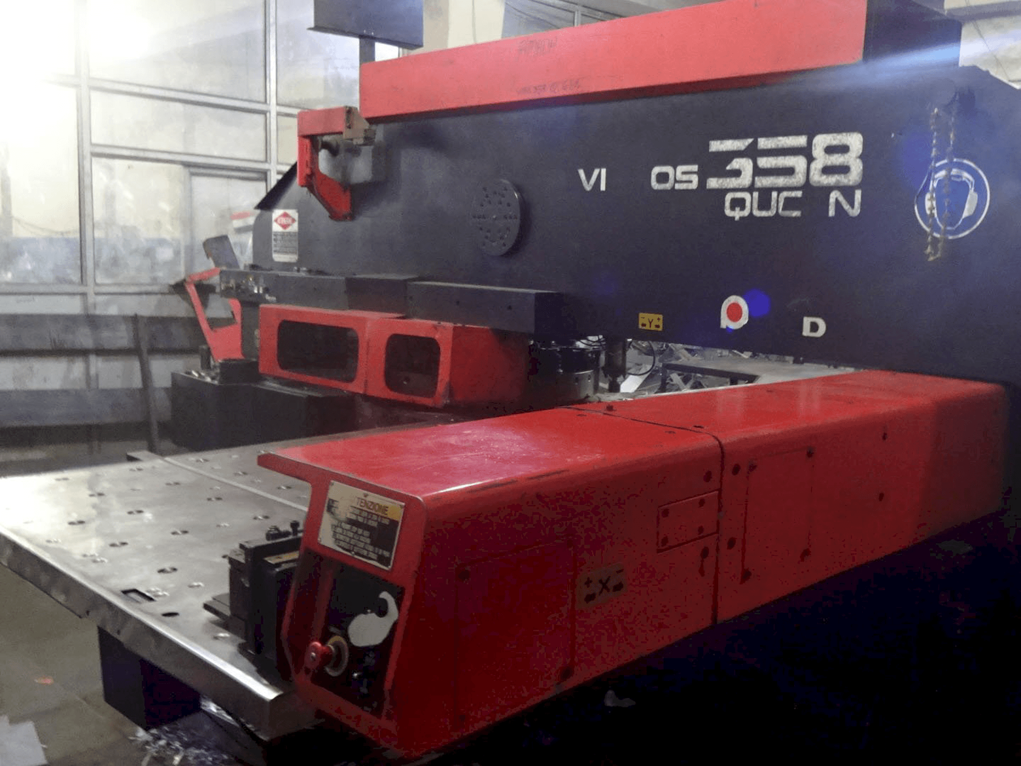 Koneen AMADA oikea näkymä Vipros 358Q