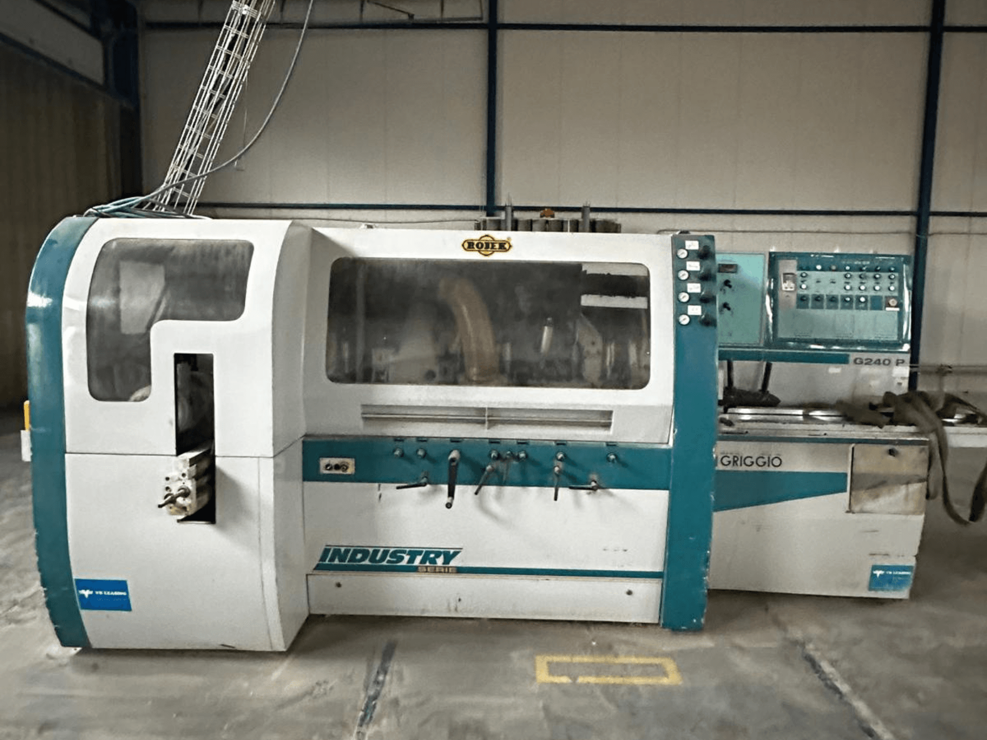 Griggio Industry G240 P -kone, etukuva, jossa on ohjauspaneeli ja sisäisiä mekanismeja esittelevä kirkas kotelo.