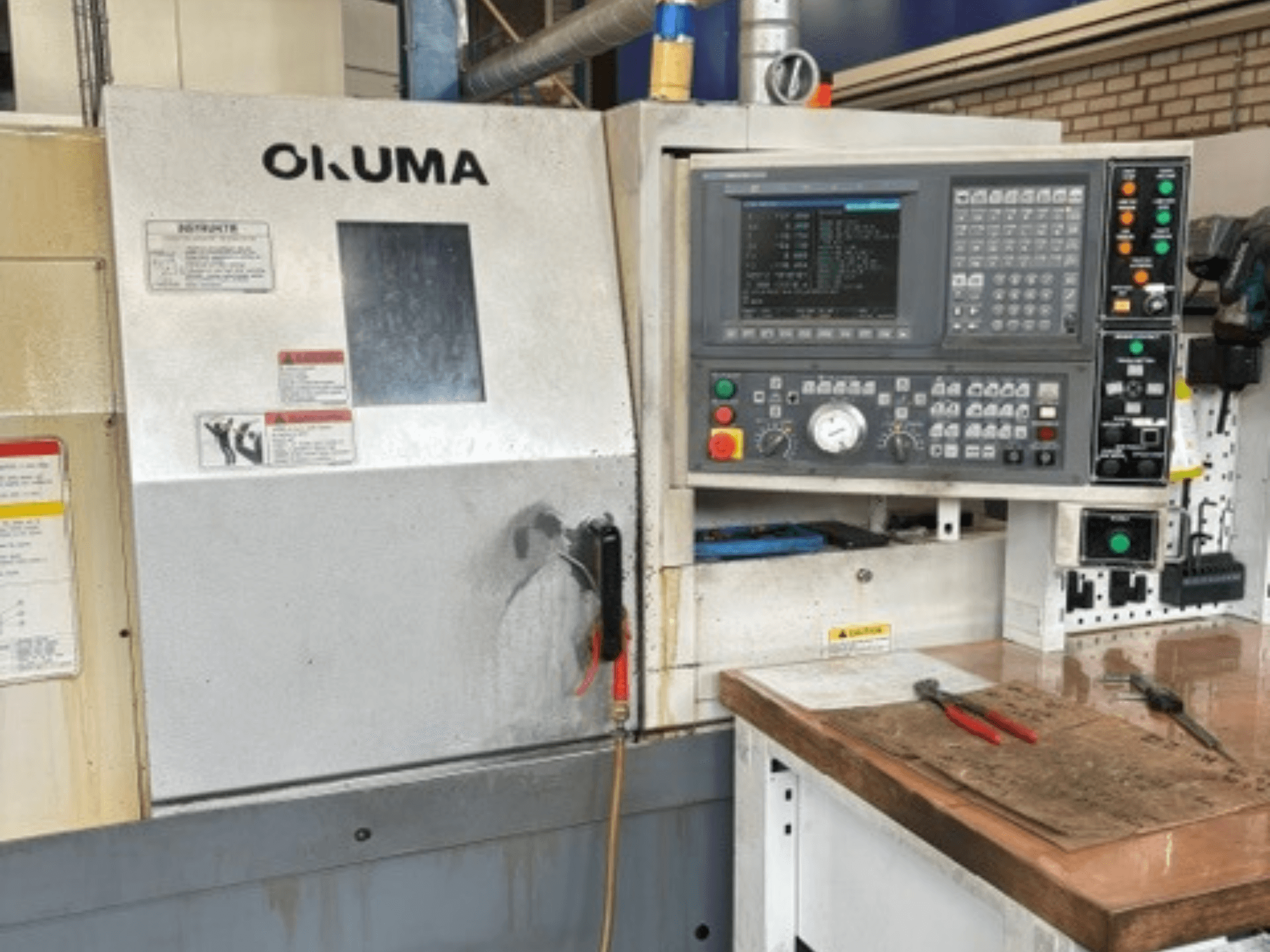 Okuma ES-L10II -vaakasuoran sorvin etunäkymä, jossa näkyvät ohjauspaneeli, näyttö ja työalue työkaluineen.