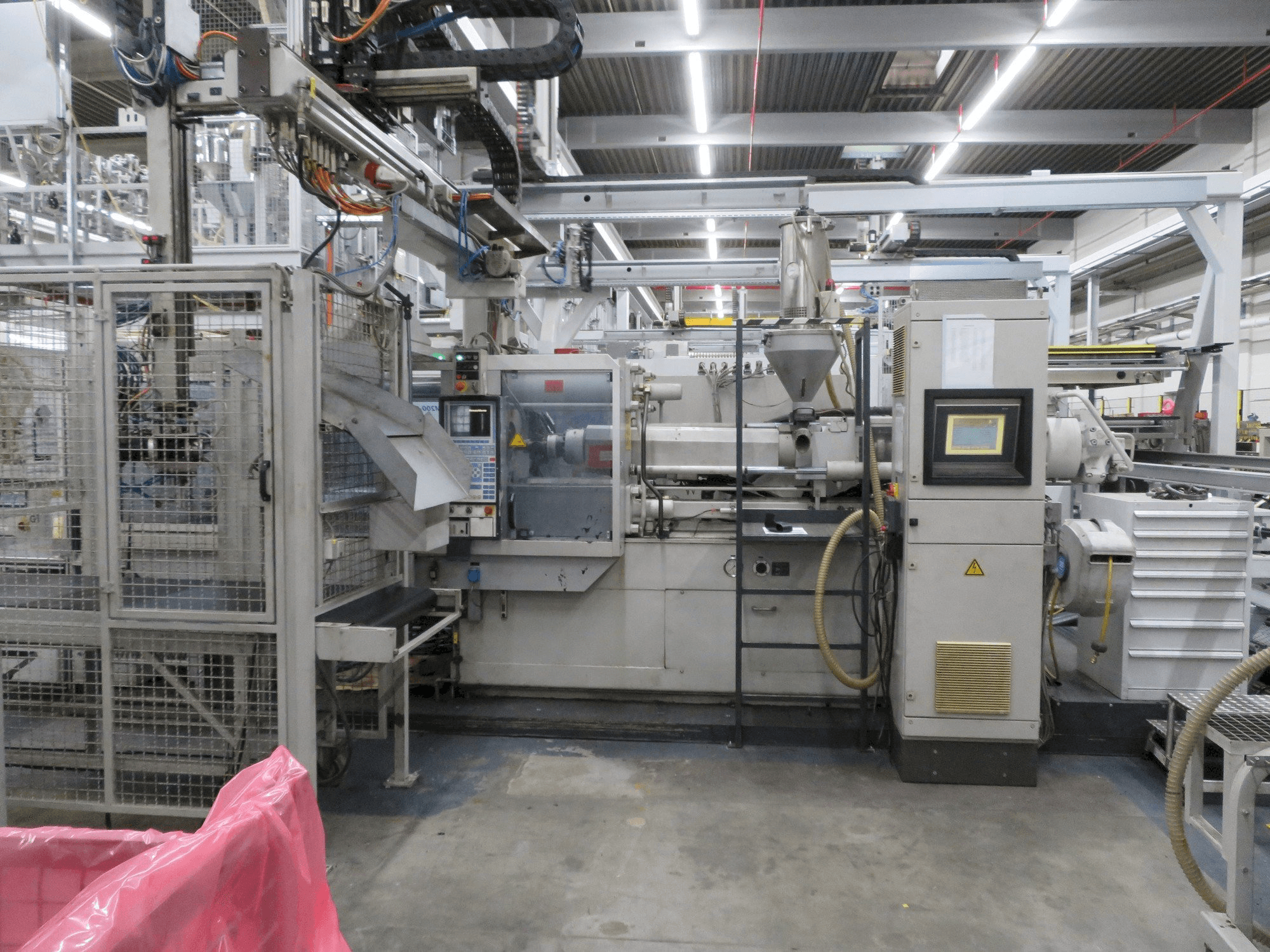 Koneen Krauss Maffei 200-1400 C2 etunäkymä