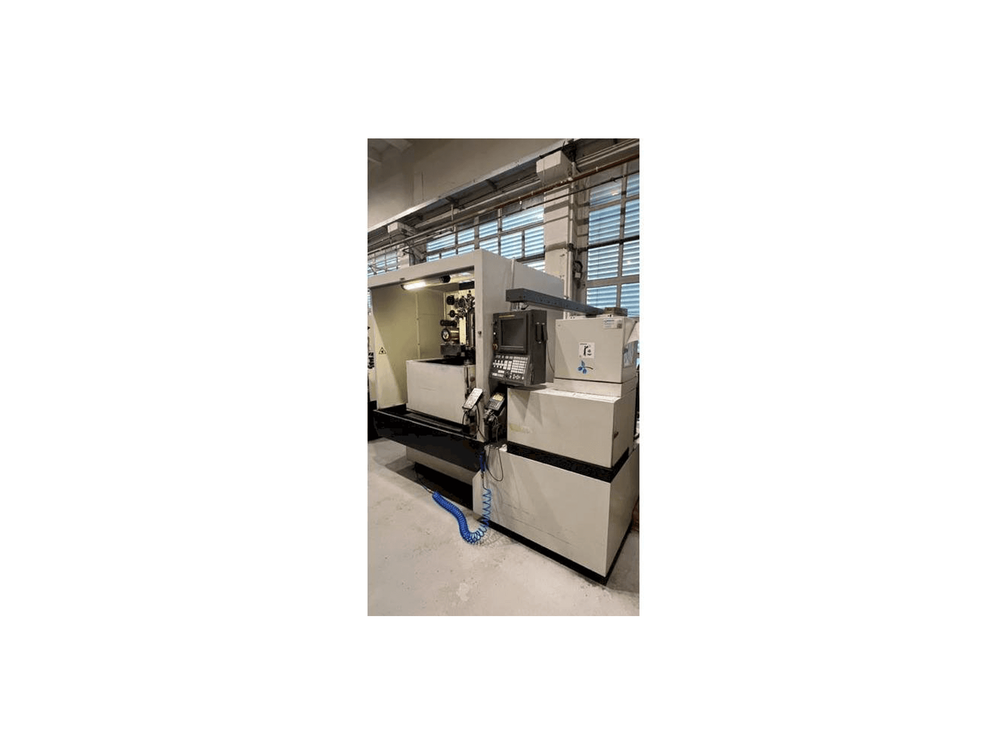 Koneen FANUC ROBOCUT Alfa-1iC etunäkymä