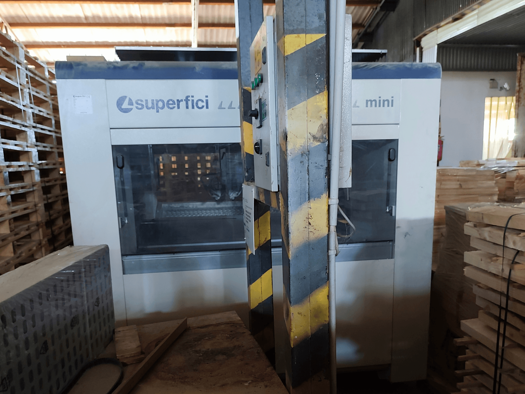 SCM Superfici Mini -puunviimeistelykone edestä katsottuna; kuvassa näkyy ohjauspaneeli ja sitä ympäröivät puupallot.