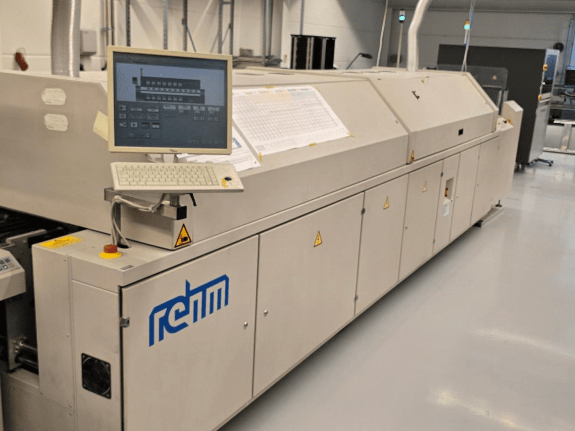 REHM VXS nitro 2450 -automaatiolaitteisto, etunäkymä; sisältää näytön, näppäimistön ja käyttöpaneelin.