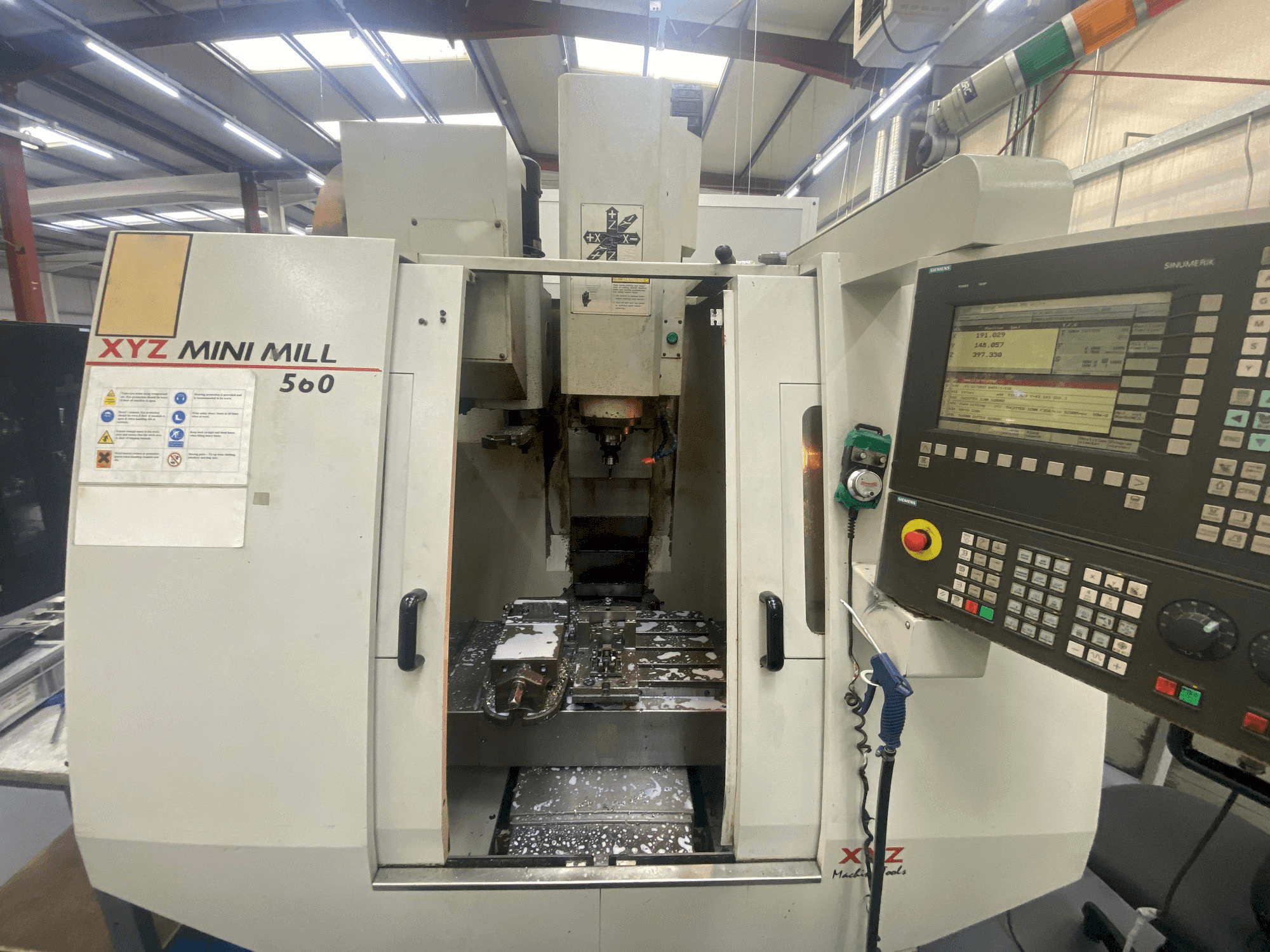 Koneen XYZ Mini Mill 560 etunäkymä