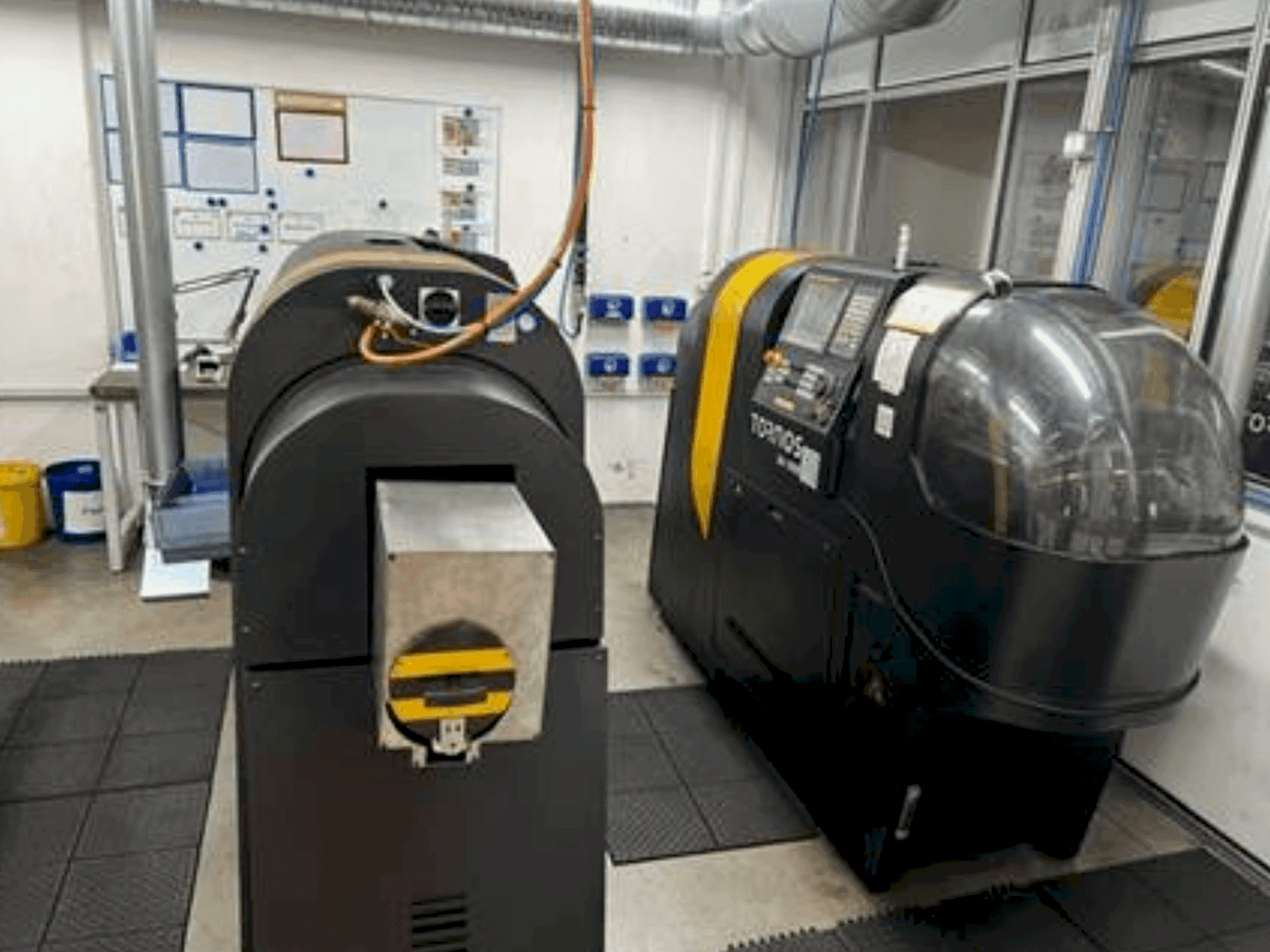 Koneen TORNOS BA 1008 etunäkymä