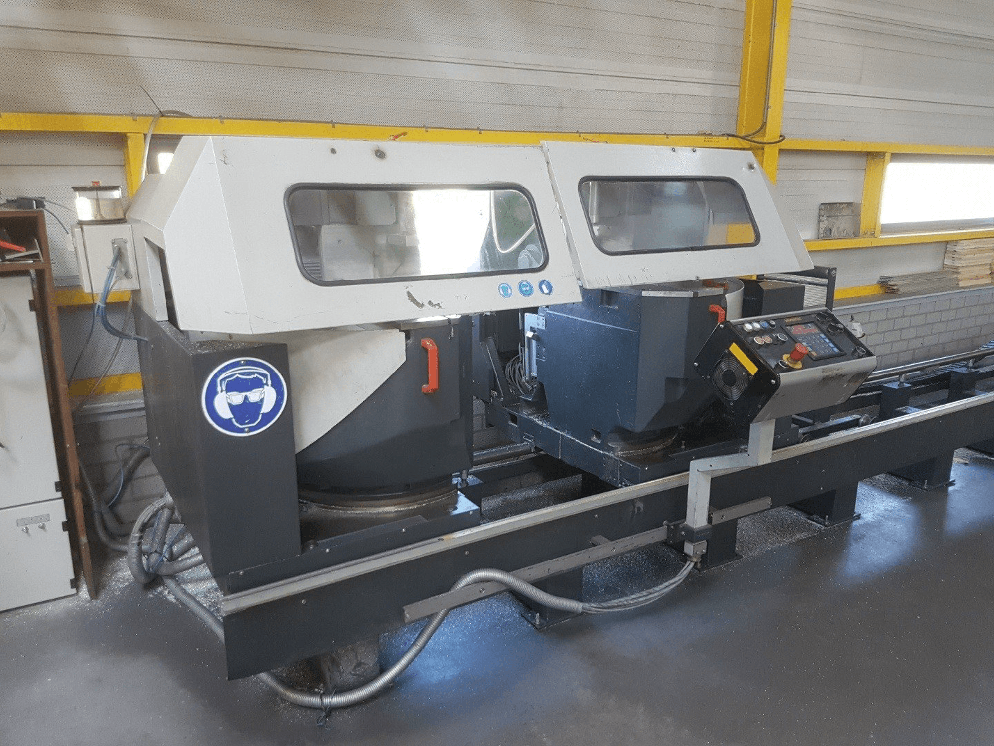 Koneen Elumatec DG 244 etunäkymä