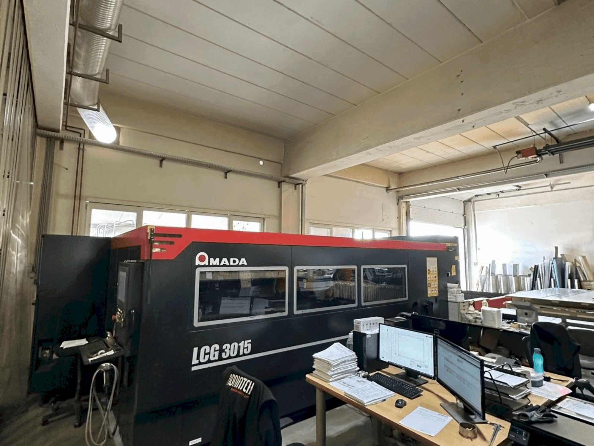 Koneen AMADA LCG-3015 etunäkymä