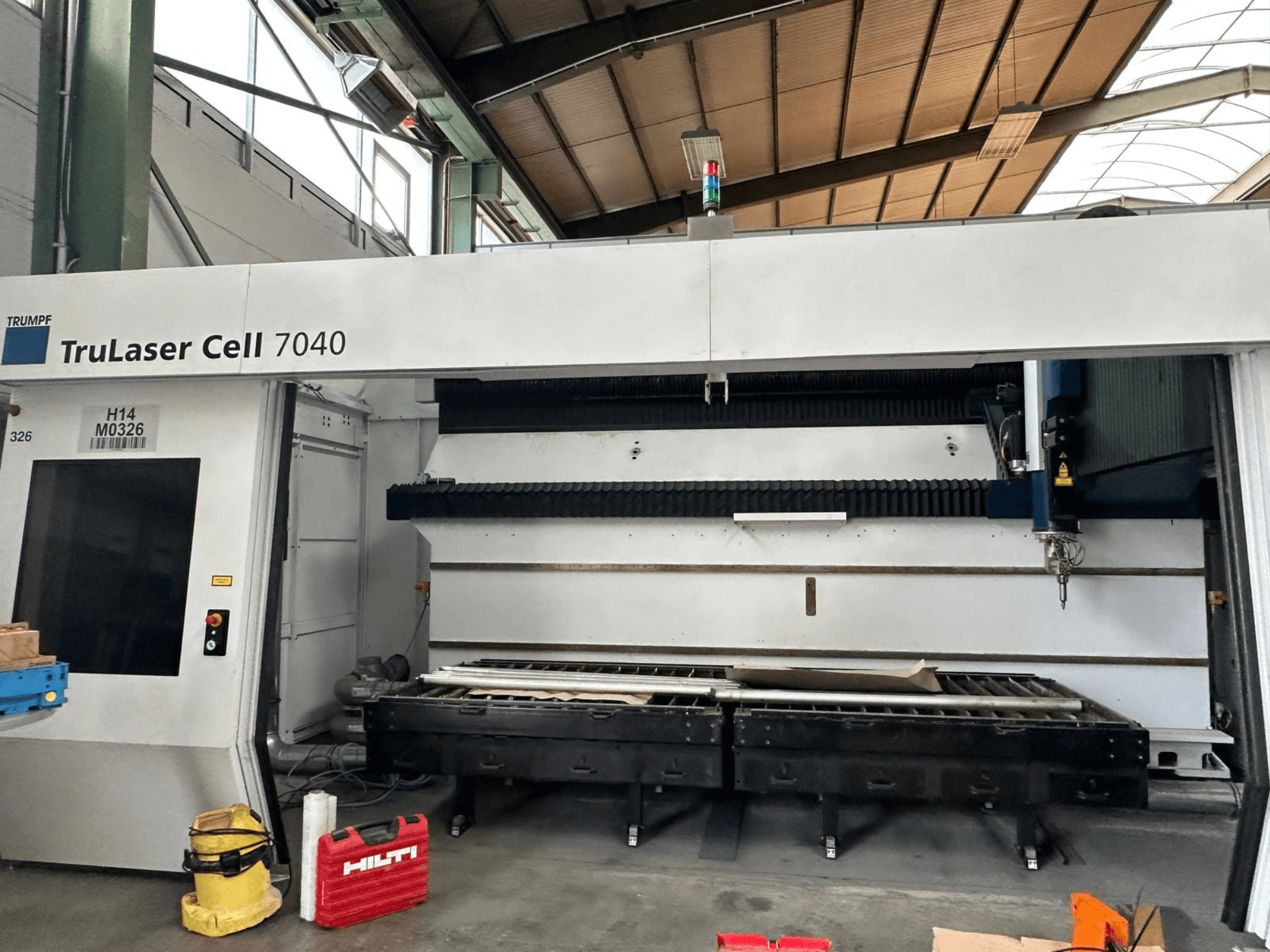 TRUMPF TruLaser Cell 7040 -CO₂-laserleikkauskone edestä katsottuna; kuvassa näkyvät ohjauspaneeli ja leikkausalue.