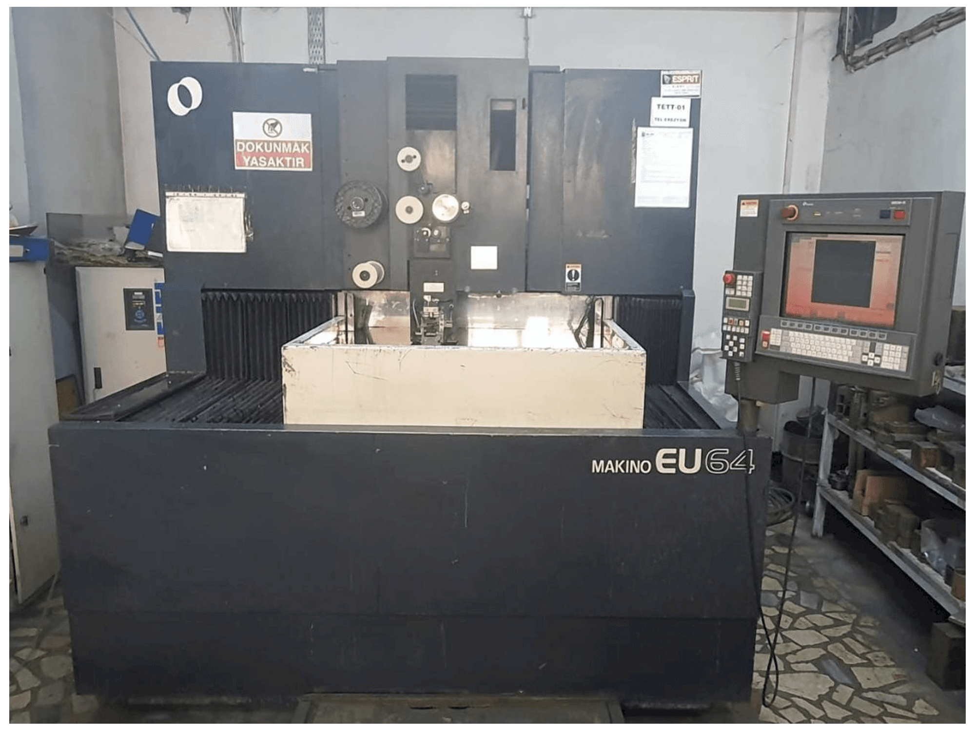 Koneen Makino EU64 etunäkymä