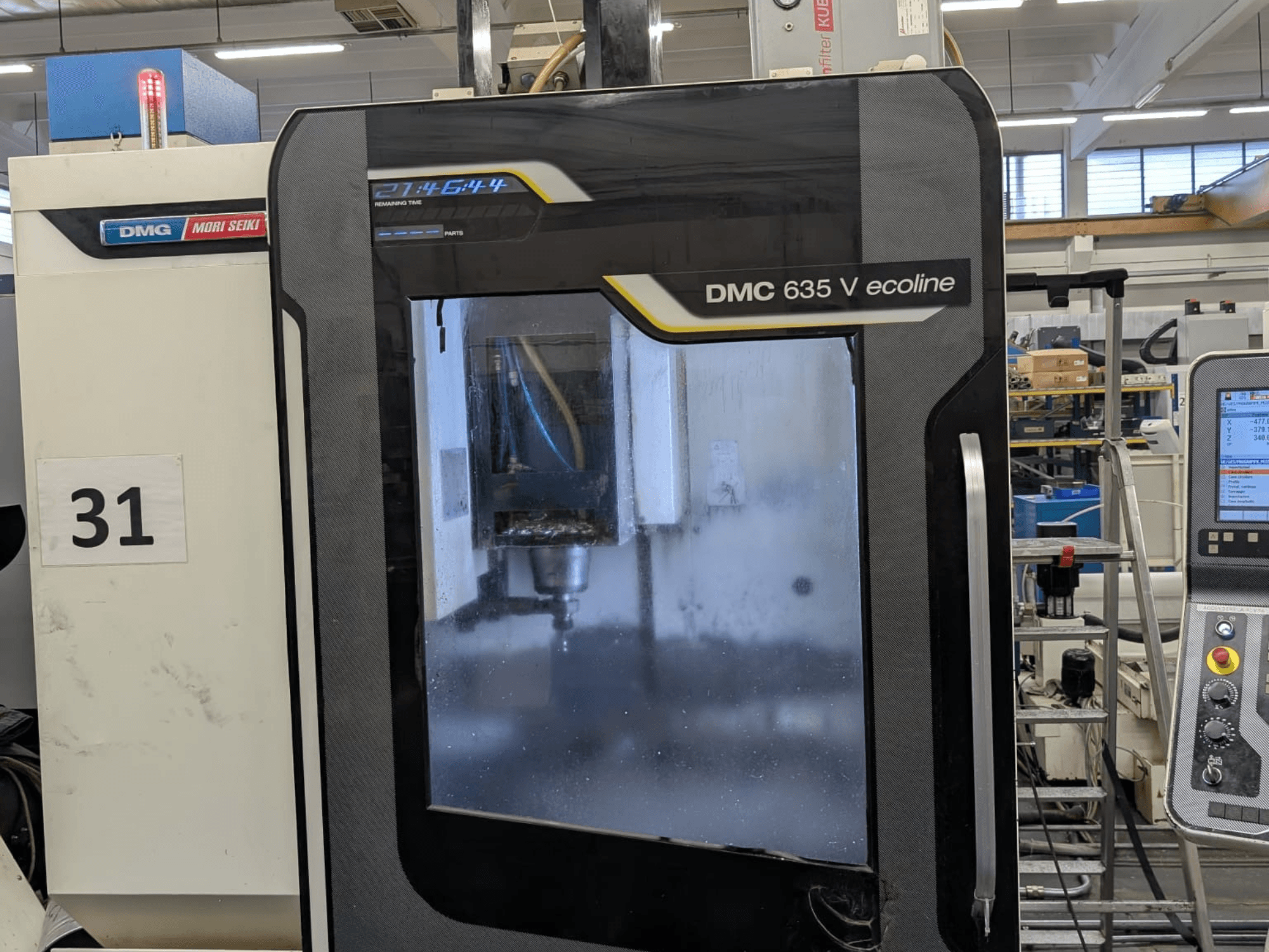 DMG Mori Seiki DMC 635V ecoline -pystytyöstökeskus, etukuva, jossa näkyy ohjauspaneeli ja näkyvä työstöalue.