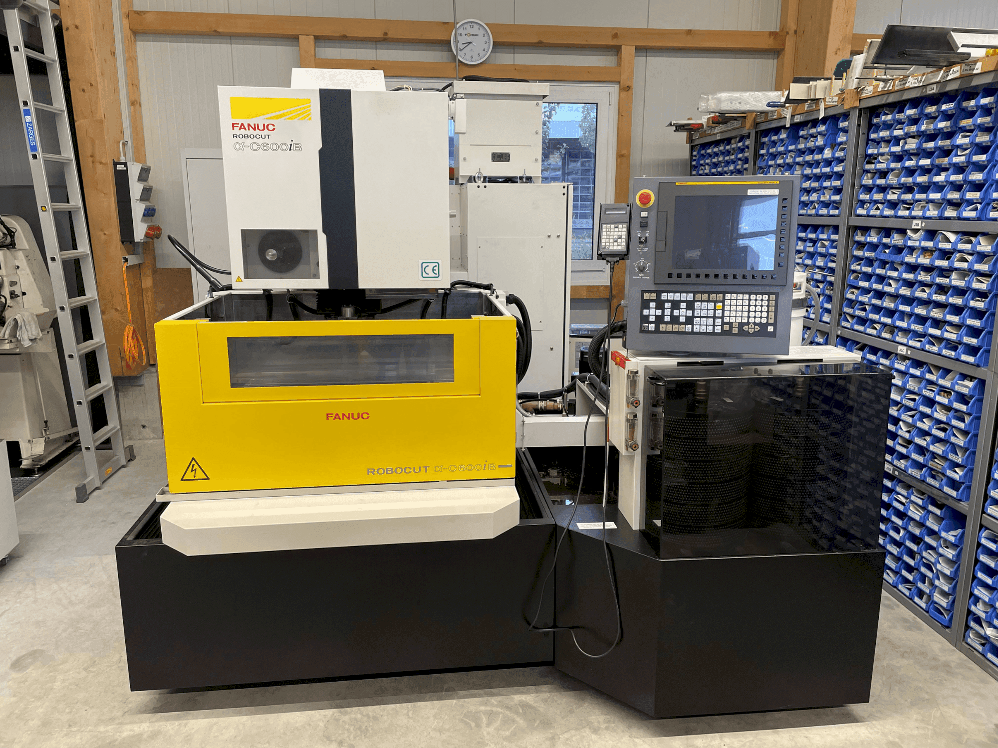 Koneen FANUC Robocut alpha iB600 etunäkymä