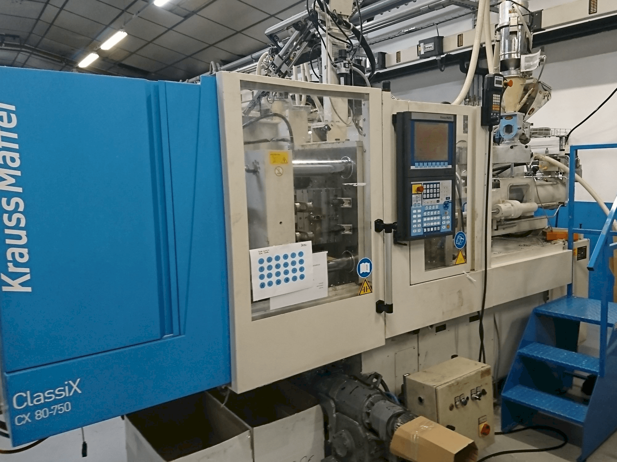 Koneen Krauss Maffei 80-750 CX etunäkymä