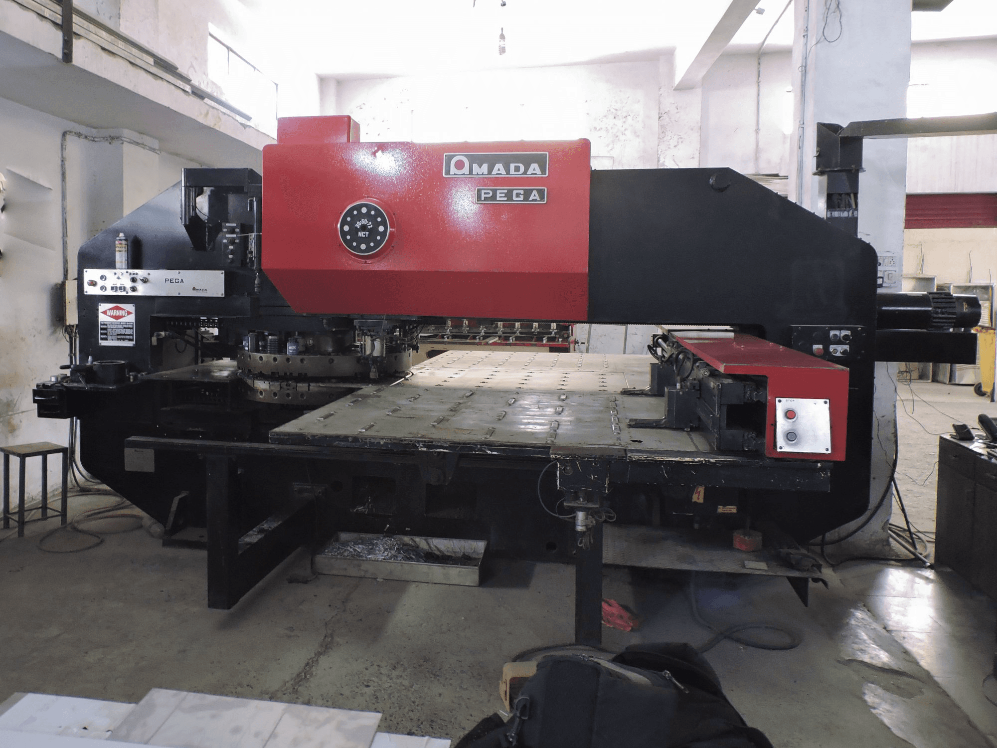 Koneen AMADA etunäkymäPEGA 357