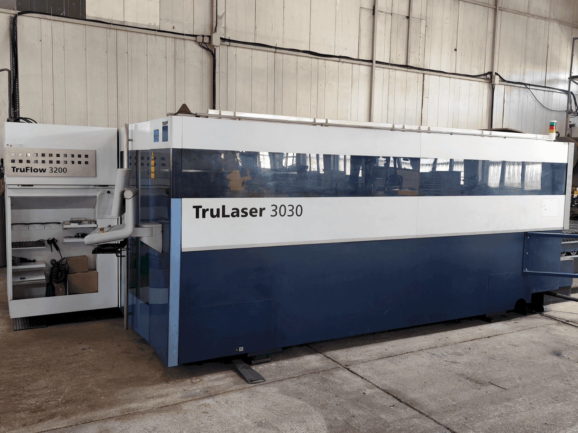 Koneen TRUMPF TruLaser 3030 (L20) etunäkymä