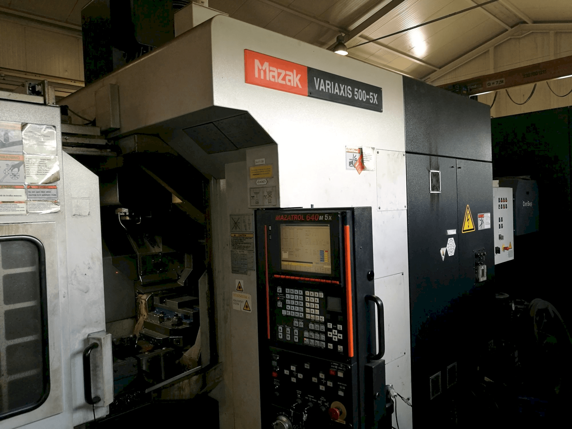 Koneen Mazak VARIAXIS 500-5X etunäkymä