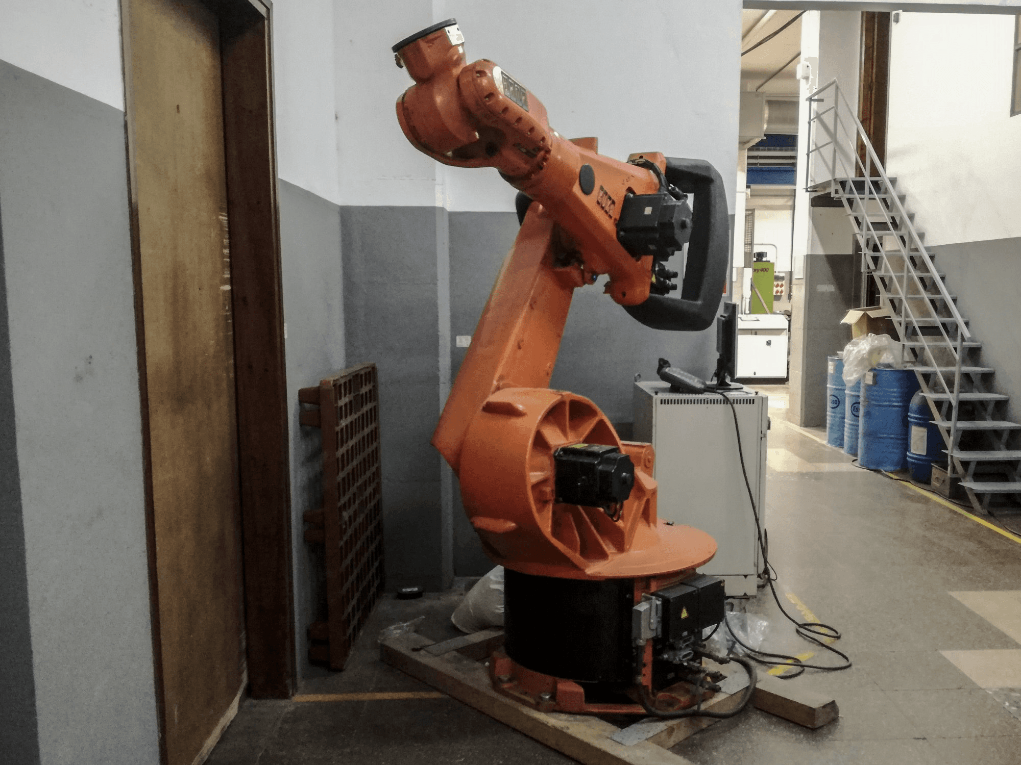 Koneen KUKA vasen näkymä KR 150