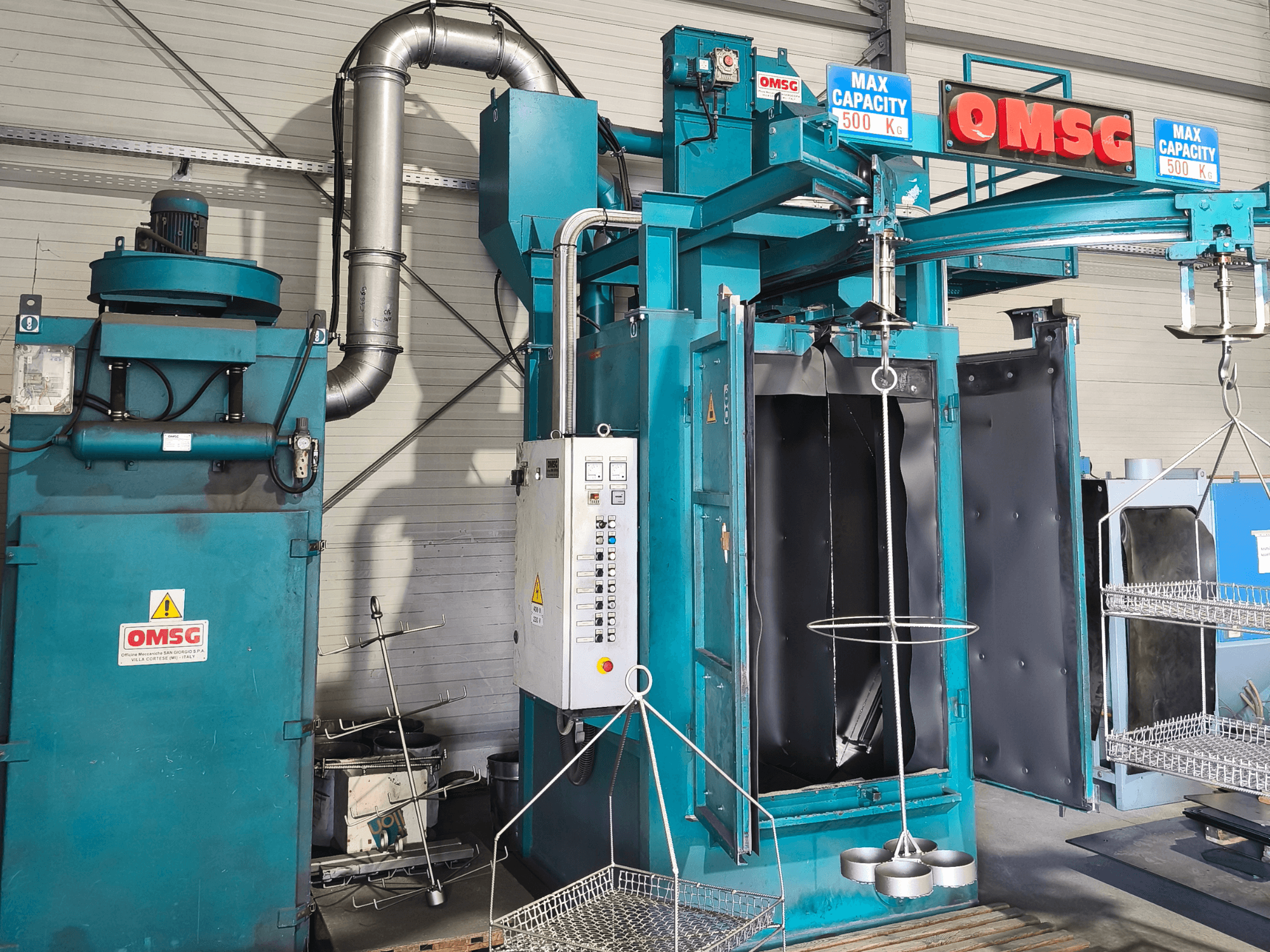 OMSG-teollisuuspuhdistuskone, jonka maksimikapasiteetti on 500 kg ja jossa on ohjauspaneeli ja avoin kammio osien puhdistusta varten.