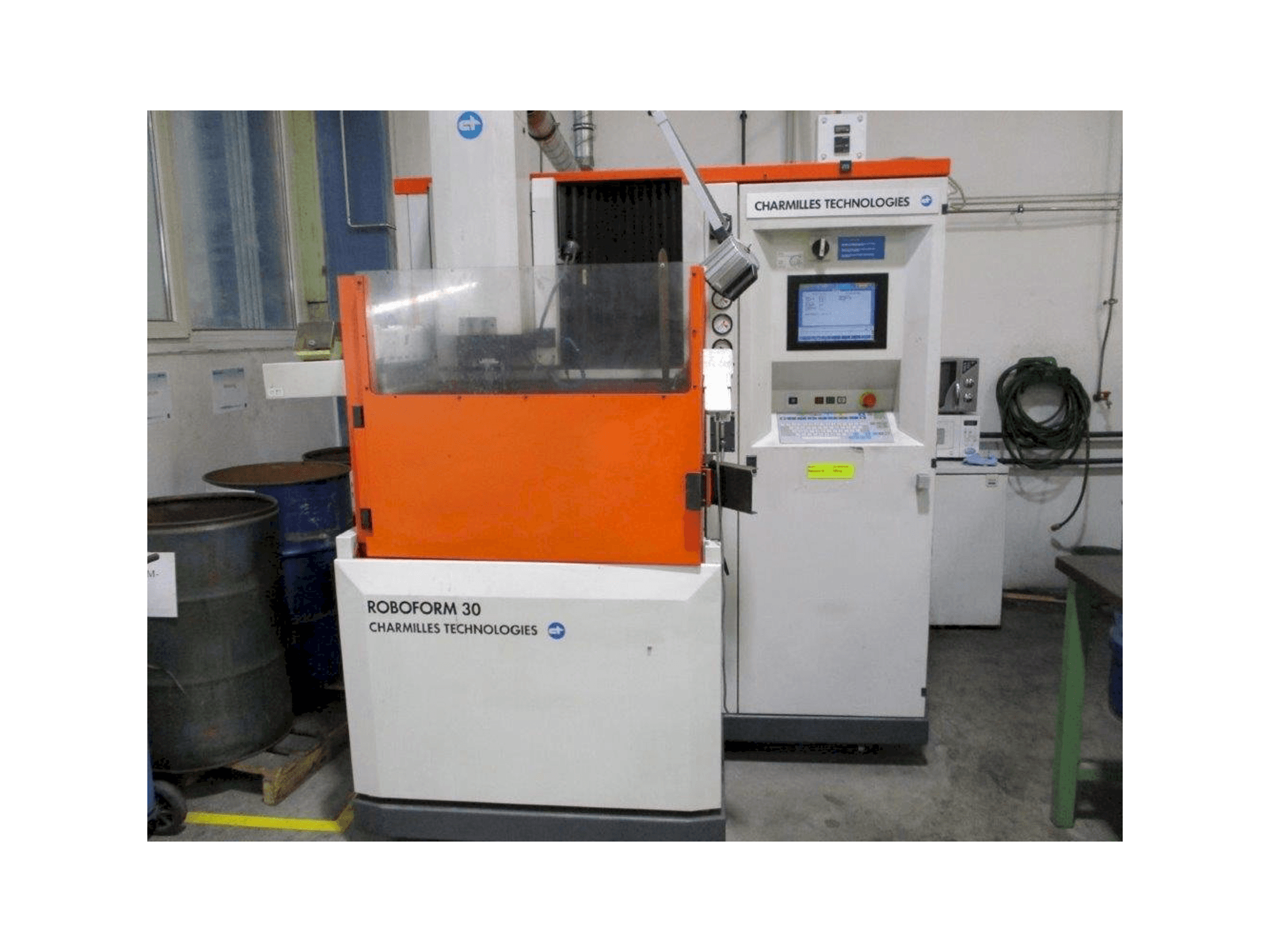 Koneen AgieCharmilles Roboform 30 etunäkymä