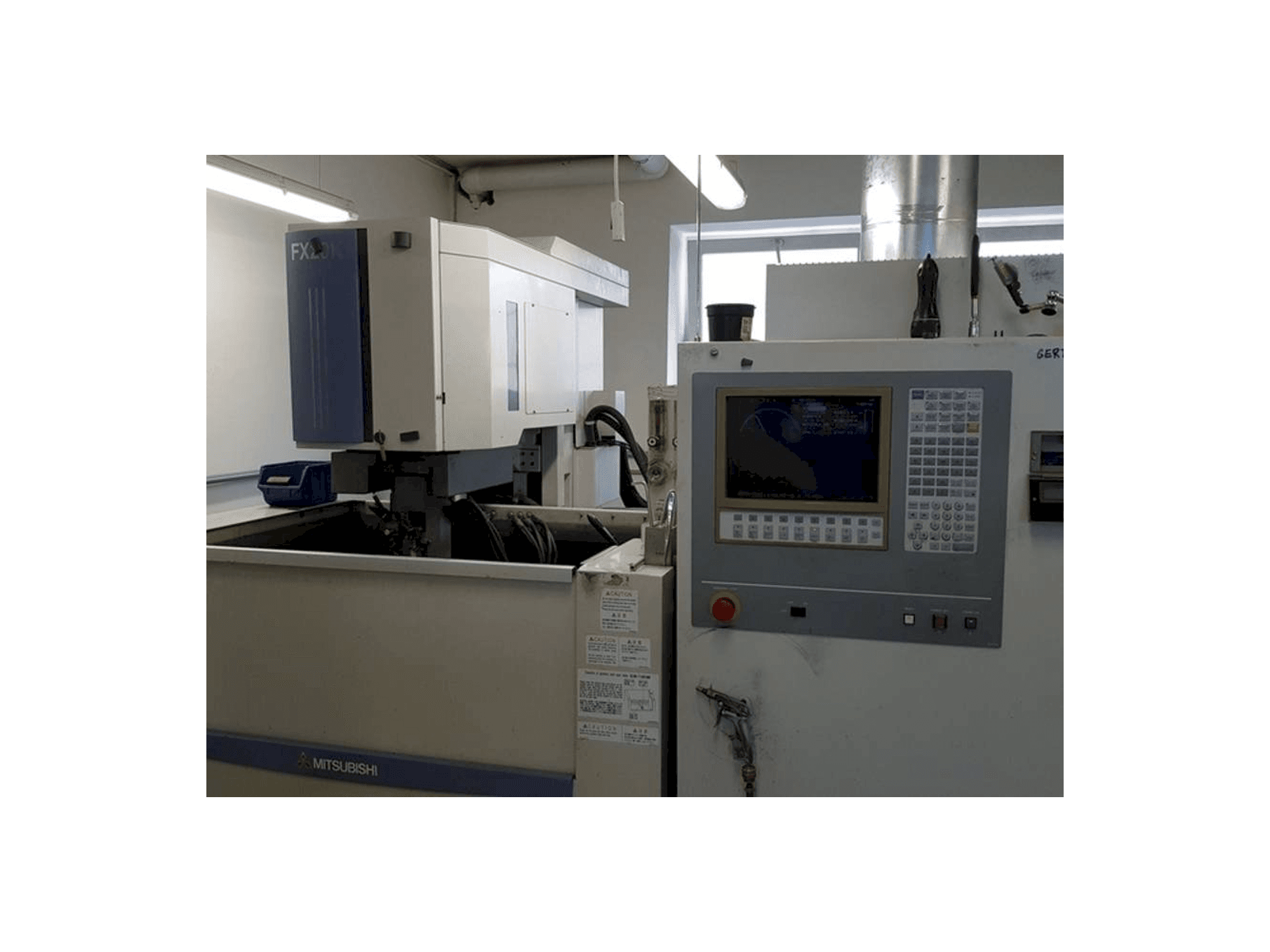 Koneen Mitsubishi FX 20 etunäkymä