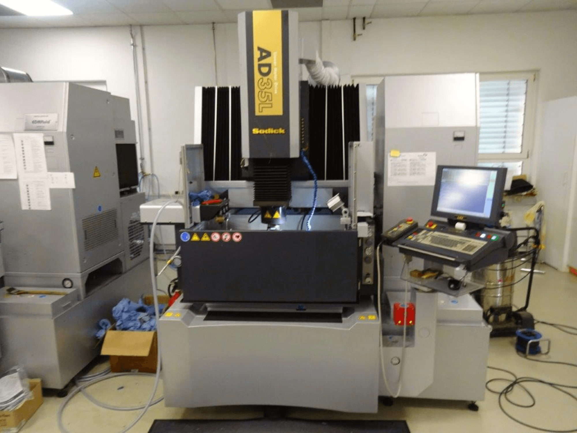 Sodick AD35L -sähköpurkauskone, etukuva, jossa ohjauspaneeli, jäähdytysjärjestelmä ja työalue näkyvissä.