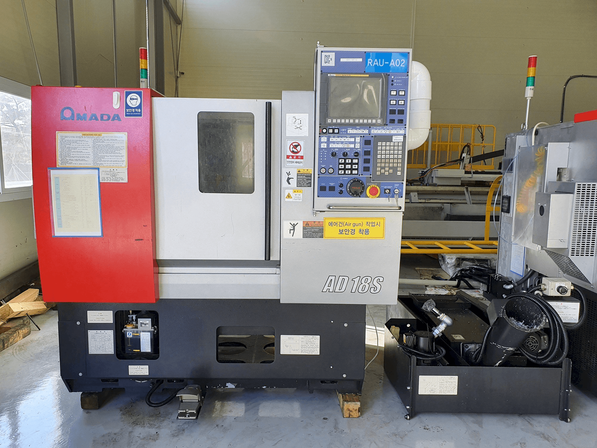 Koneen AMADA AD-18S etunäkymä