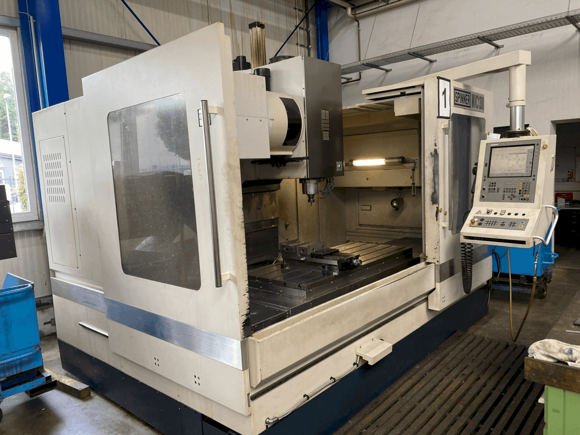 Koneen SPINNER MVC 1300 etunäkymä