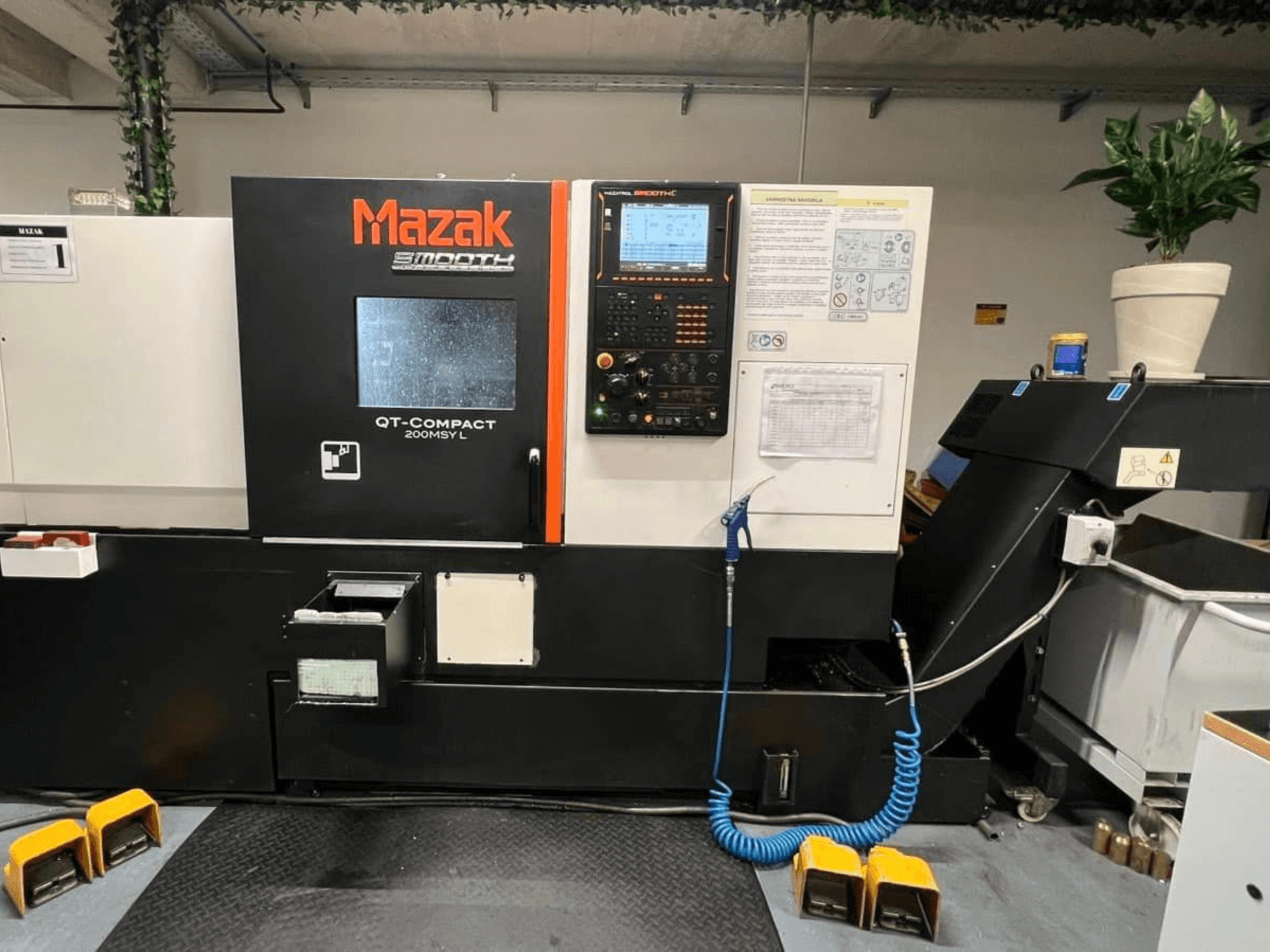 Mazak QUICK TURN COMPACT 200 MSY L -vaakasuora sorvi, etunäkymä, jossa näkyy ohjauspaneeli ja työkalujen säilytystila.