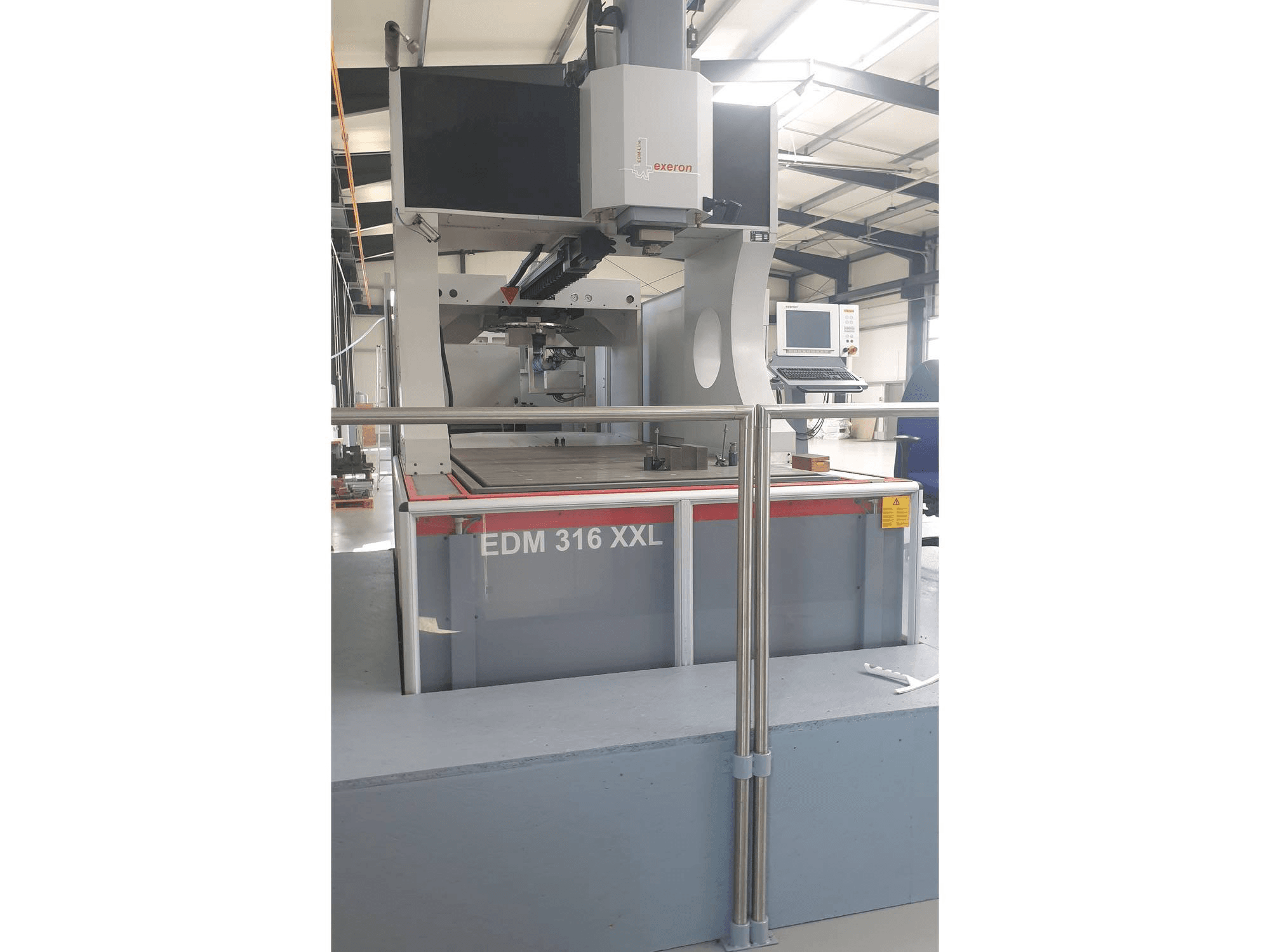 Koneen Exeron 316 XXL etunäkymä