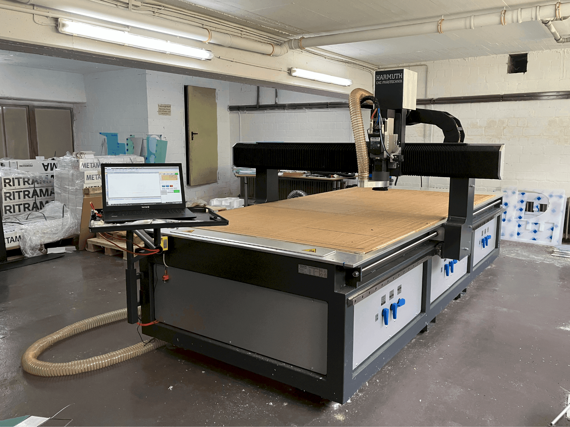 Koneen HARMUTH F+3000 etunäkymä