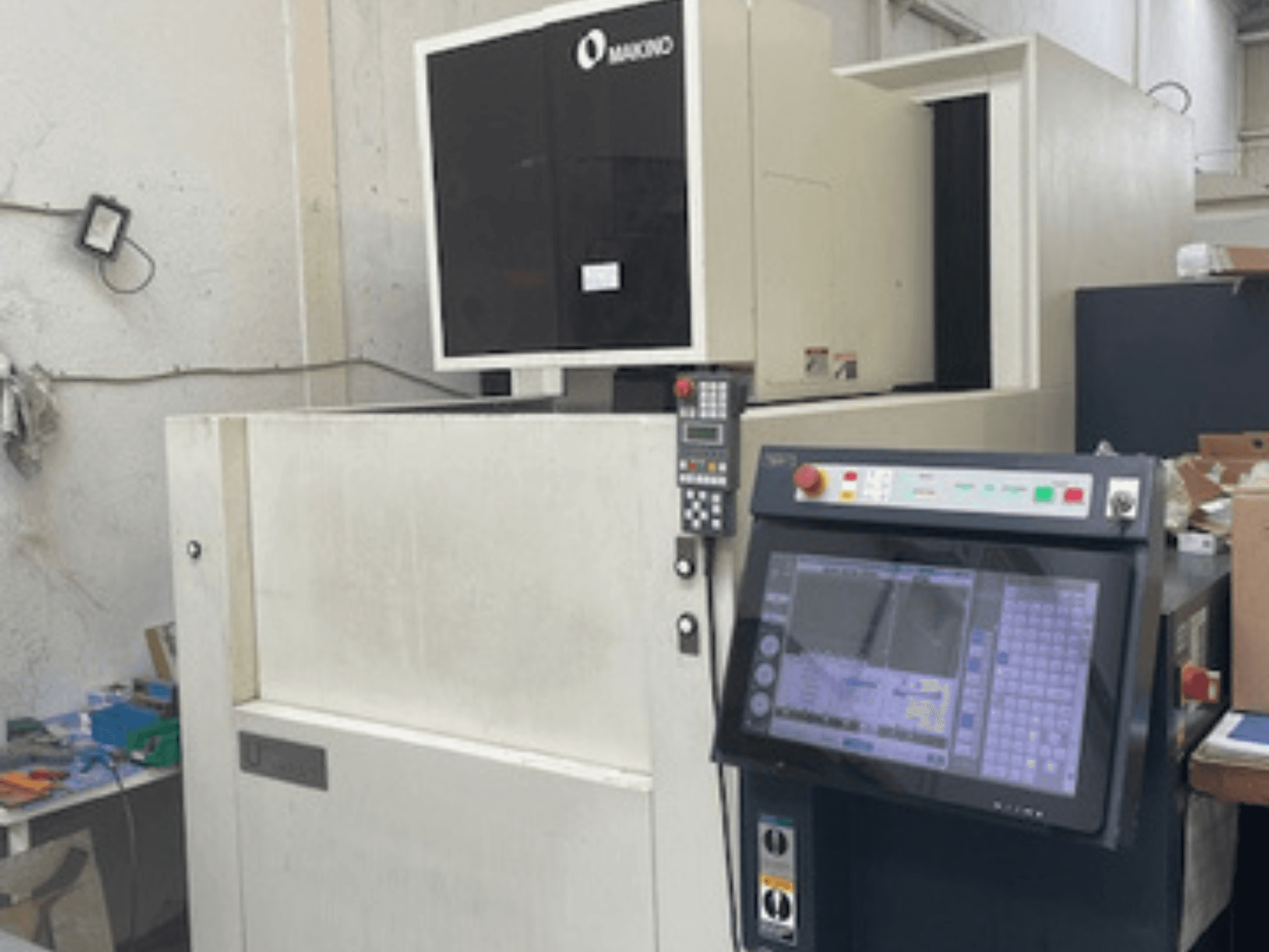 Makino U6 HEAT -lankasorvauskone työpajassa, etukuva, jossa näkyy ohjauspaneeli ja digitaalinäyttö.