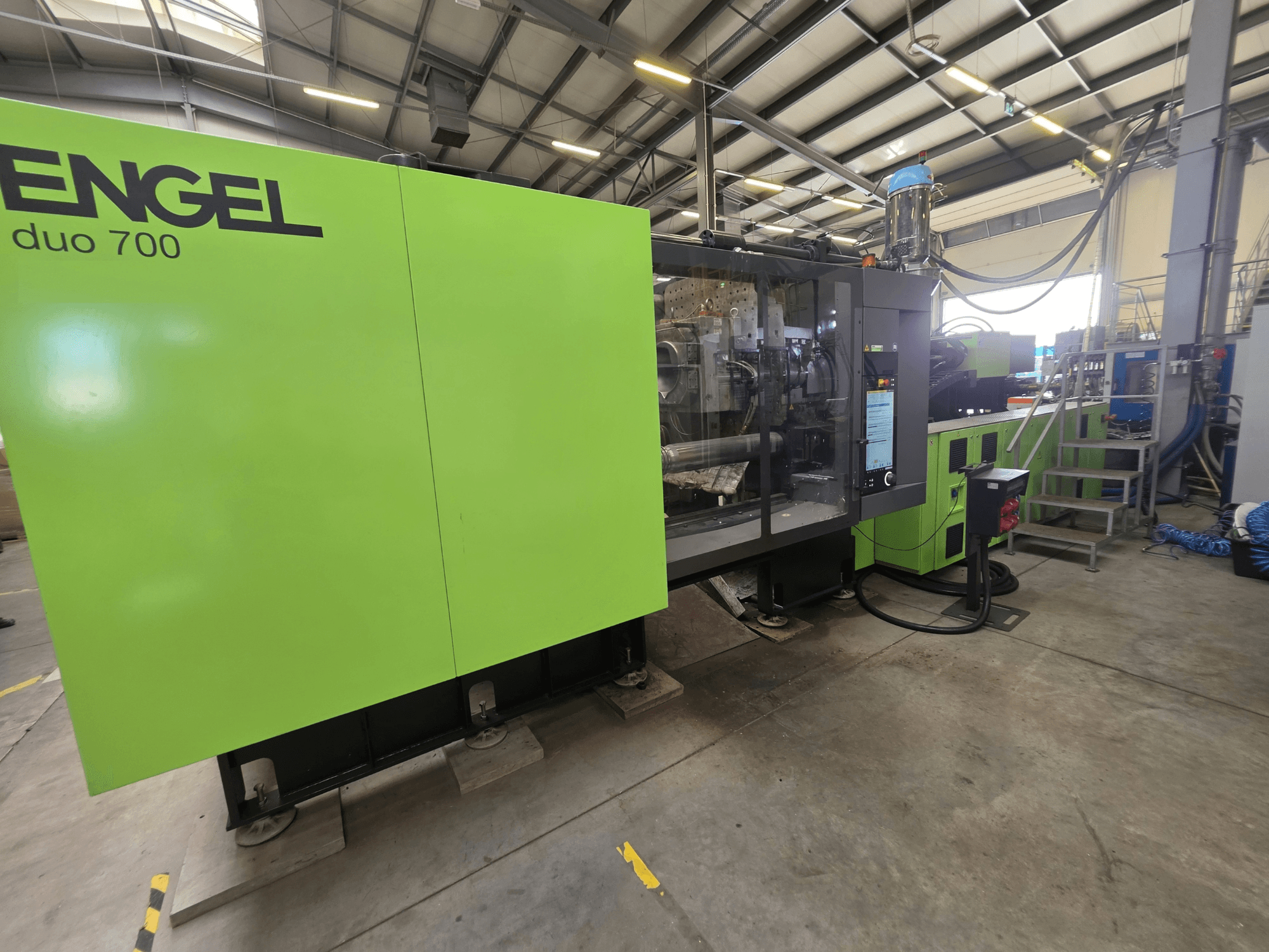 Engel duo 700 -hydraulinen ruiskuvalukone, etunäkymä, jossa näkyy vihreä ulkokuori ja ohjauspaneeli.
