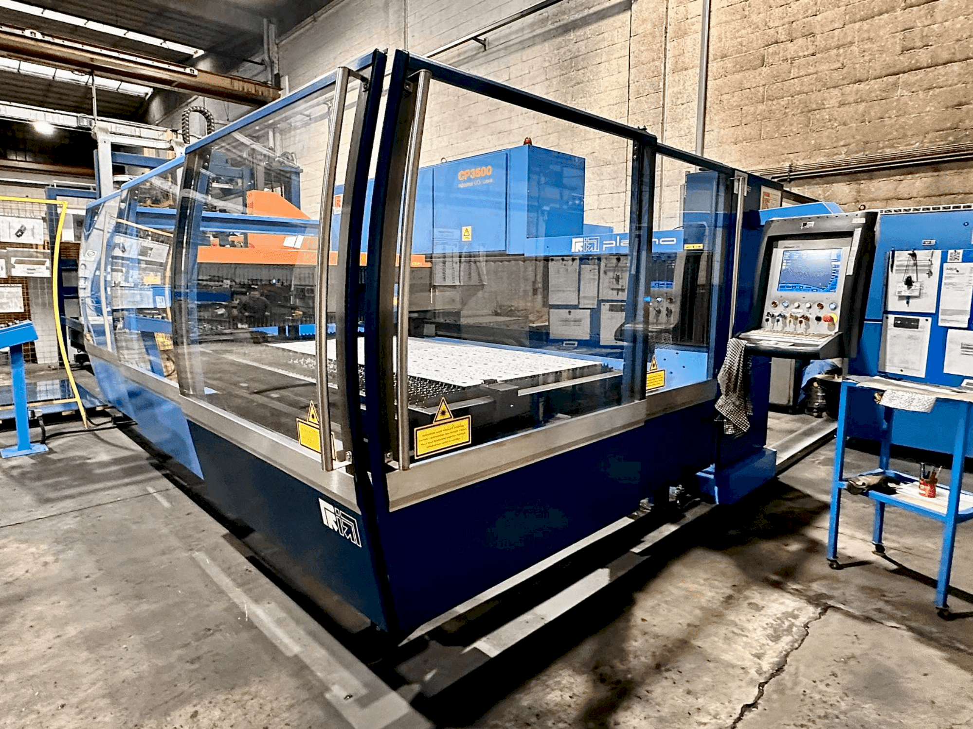 Koneen Prima Industrie Platino 1530 etunäkymä