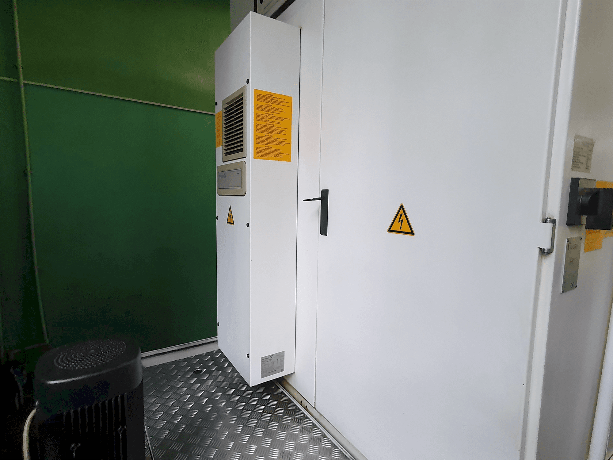 Koneen Walter Helitronic Power takanäkymä