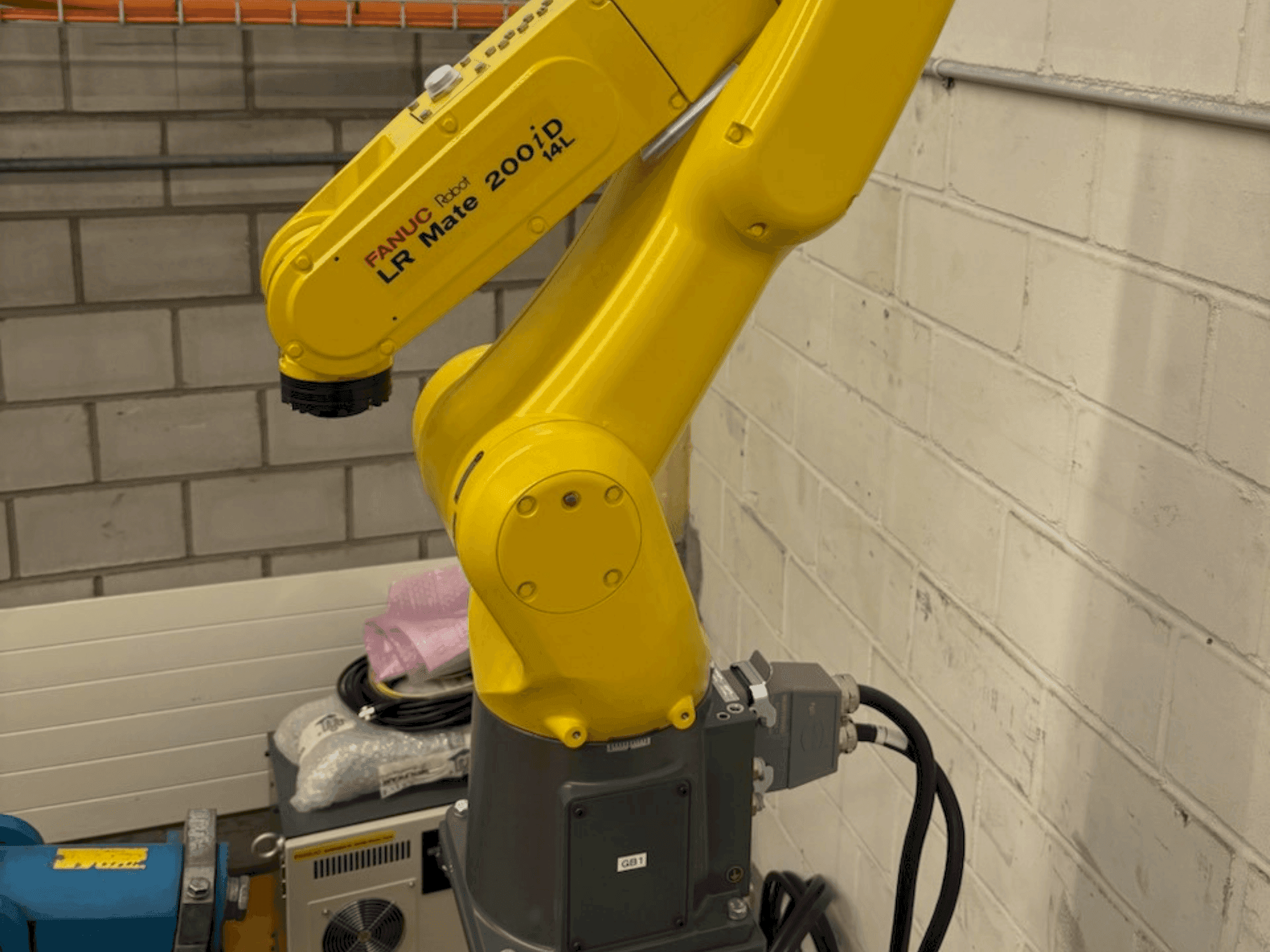 Koneen FANUC LR Mate 200 iD 14L etunäkymä