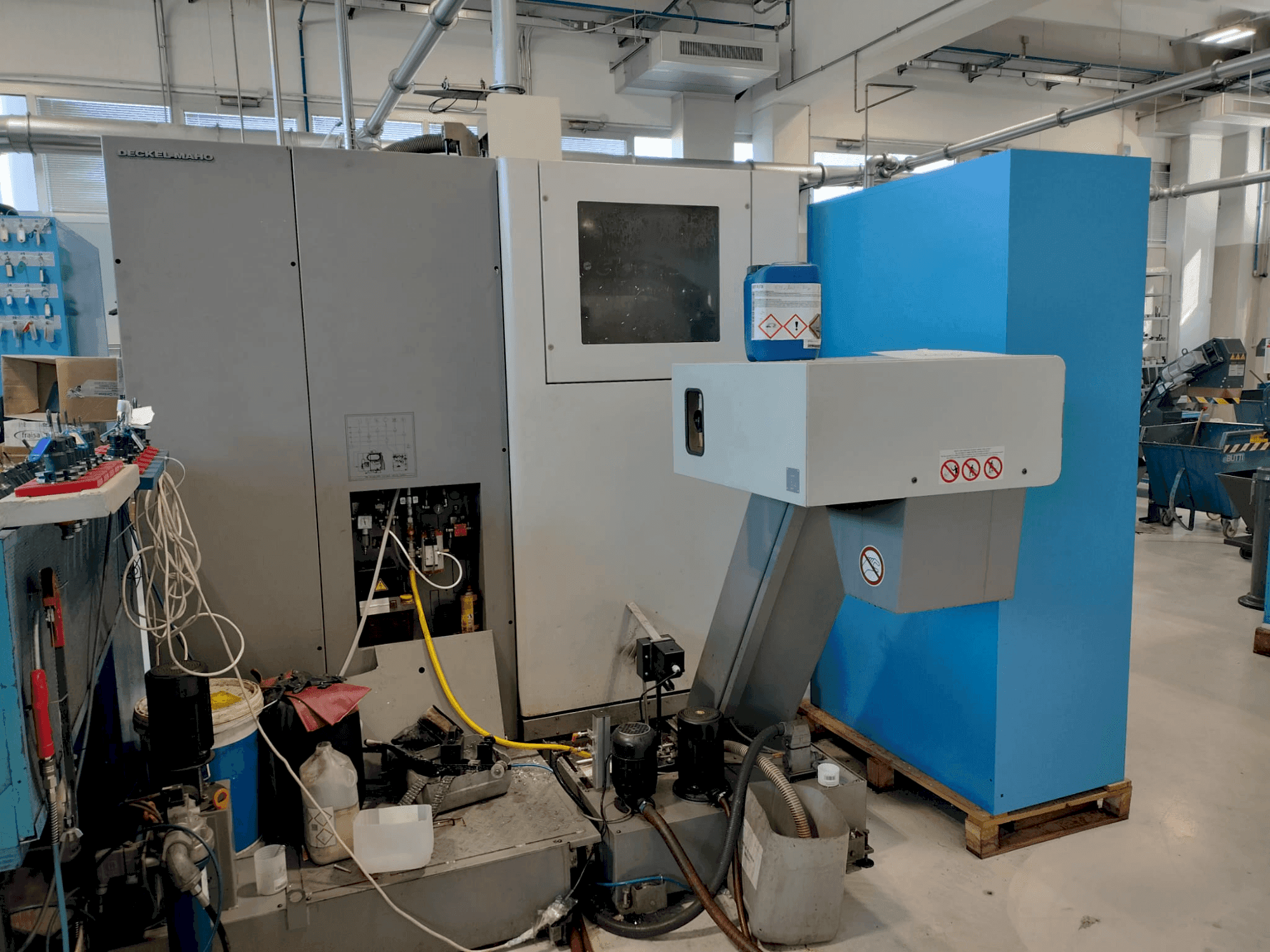 Koneen DMG DECKEL MAHO DMC 635V etunäkymä