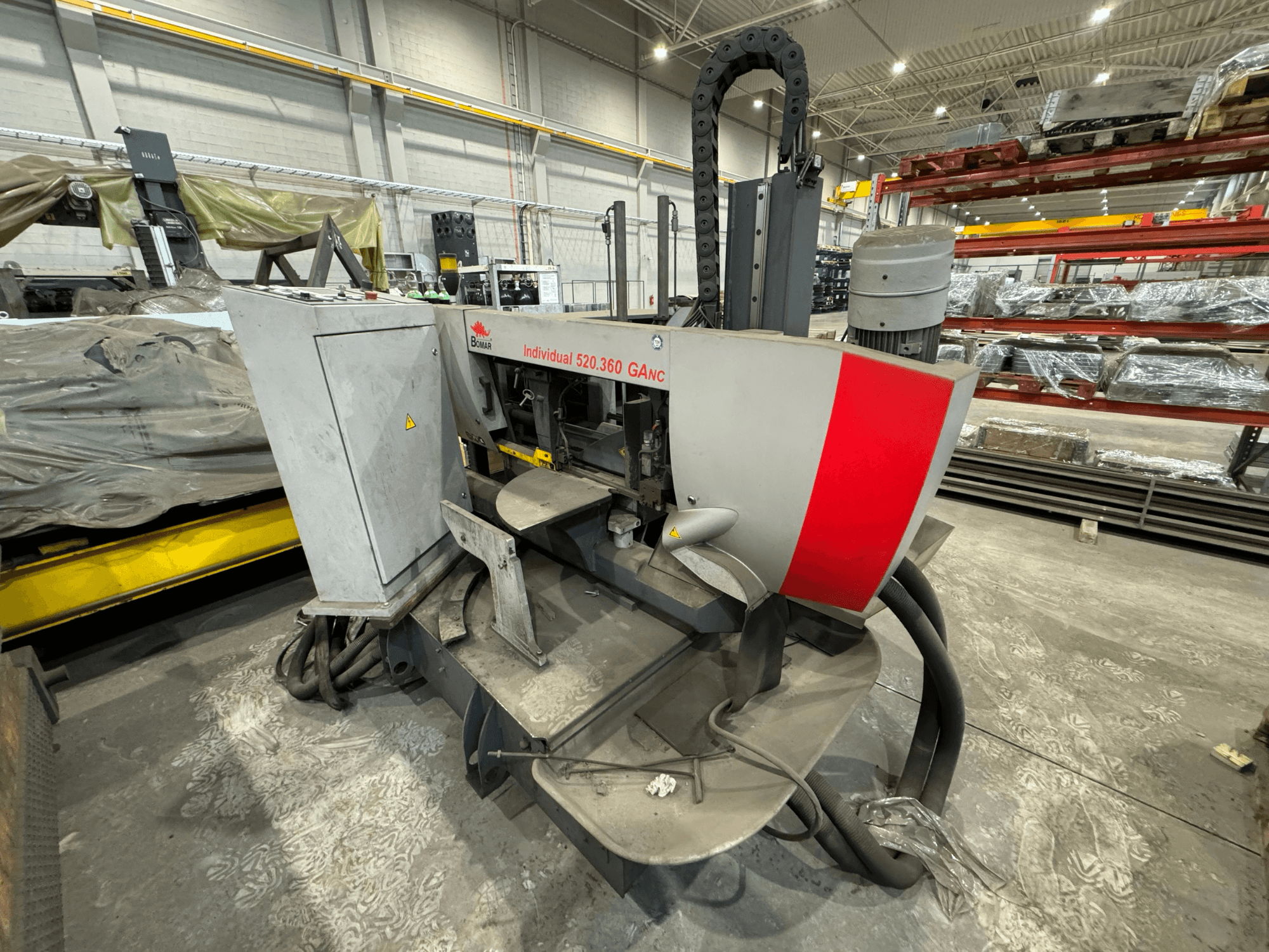 Böhler Individual 520.360 GANC CNC-kone työpajassa, edestä katsottuna, ohjaimet ja moottori näkyvissä.