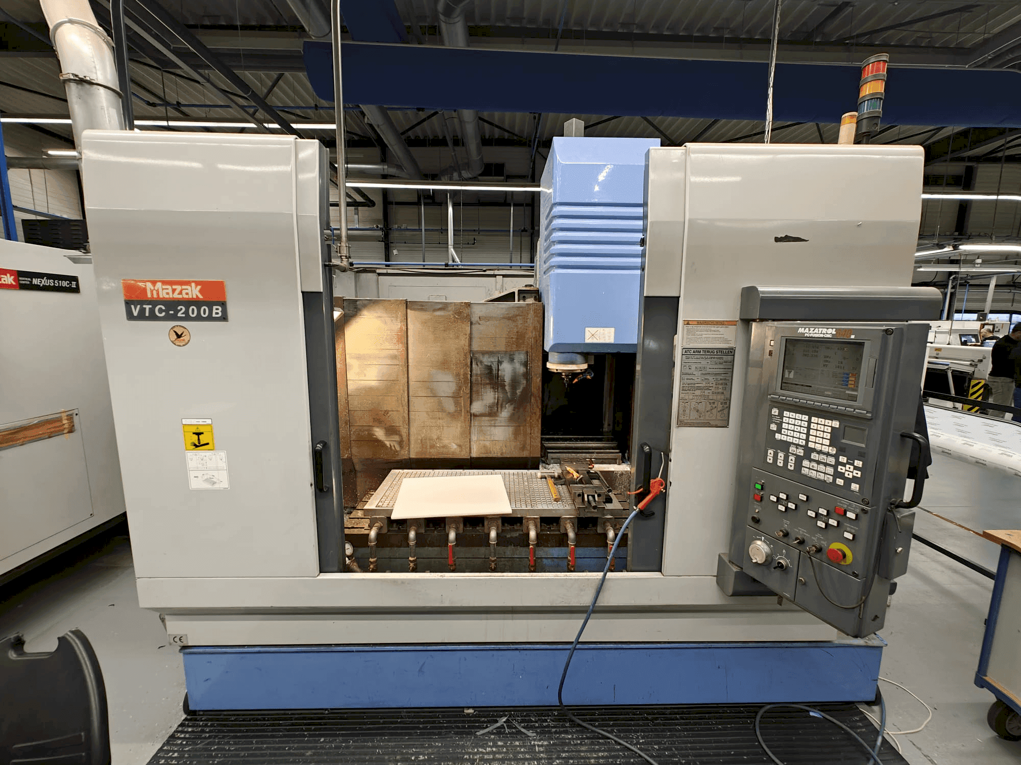 Koneen Mazak VTC-200B etunäkymä